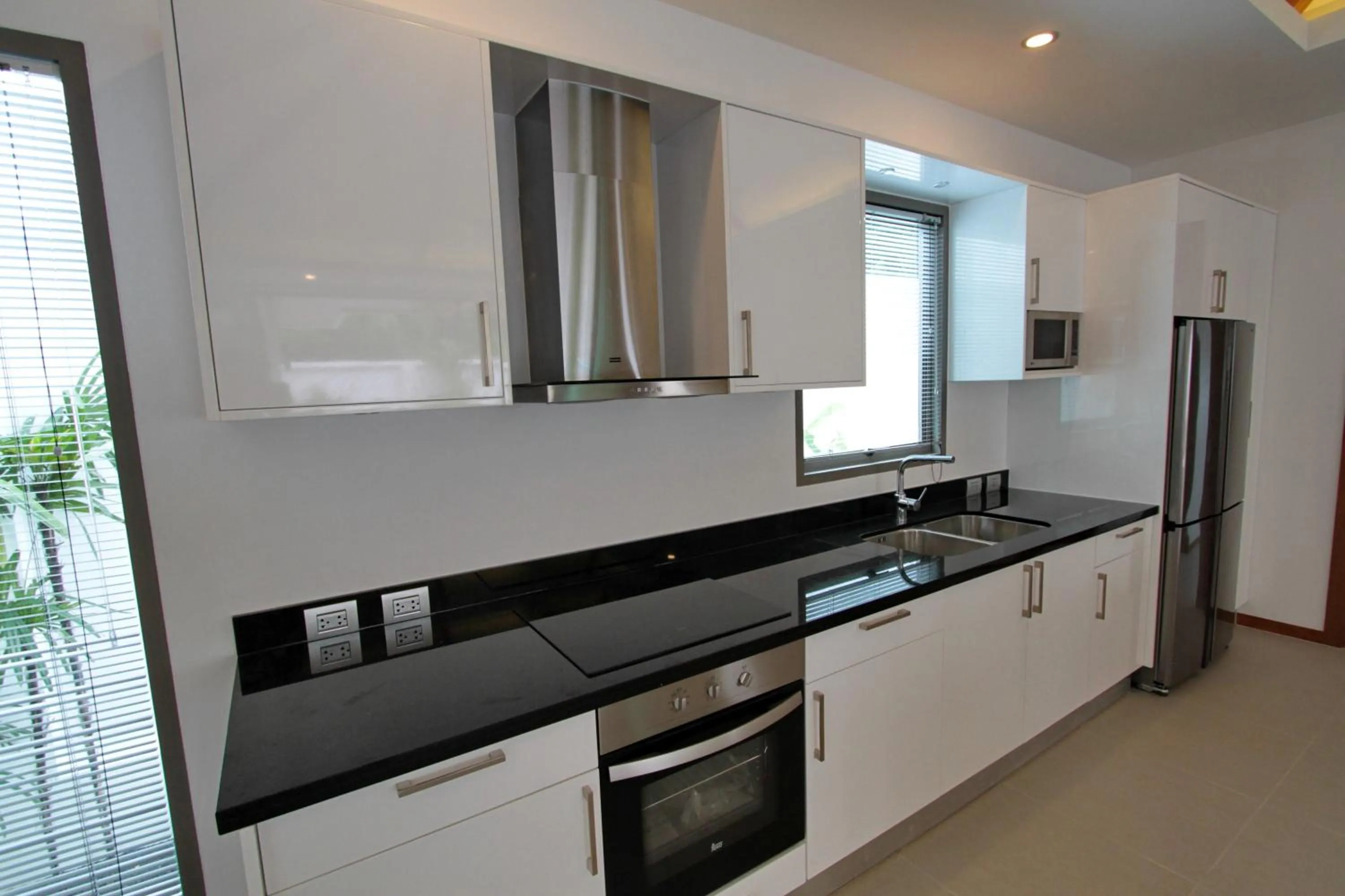 Kitchen or kitchenette in Ya Nui Beach Villas