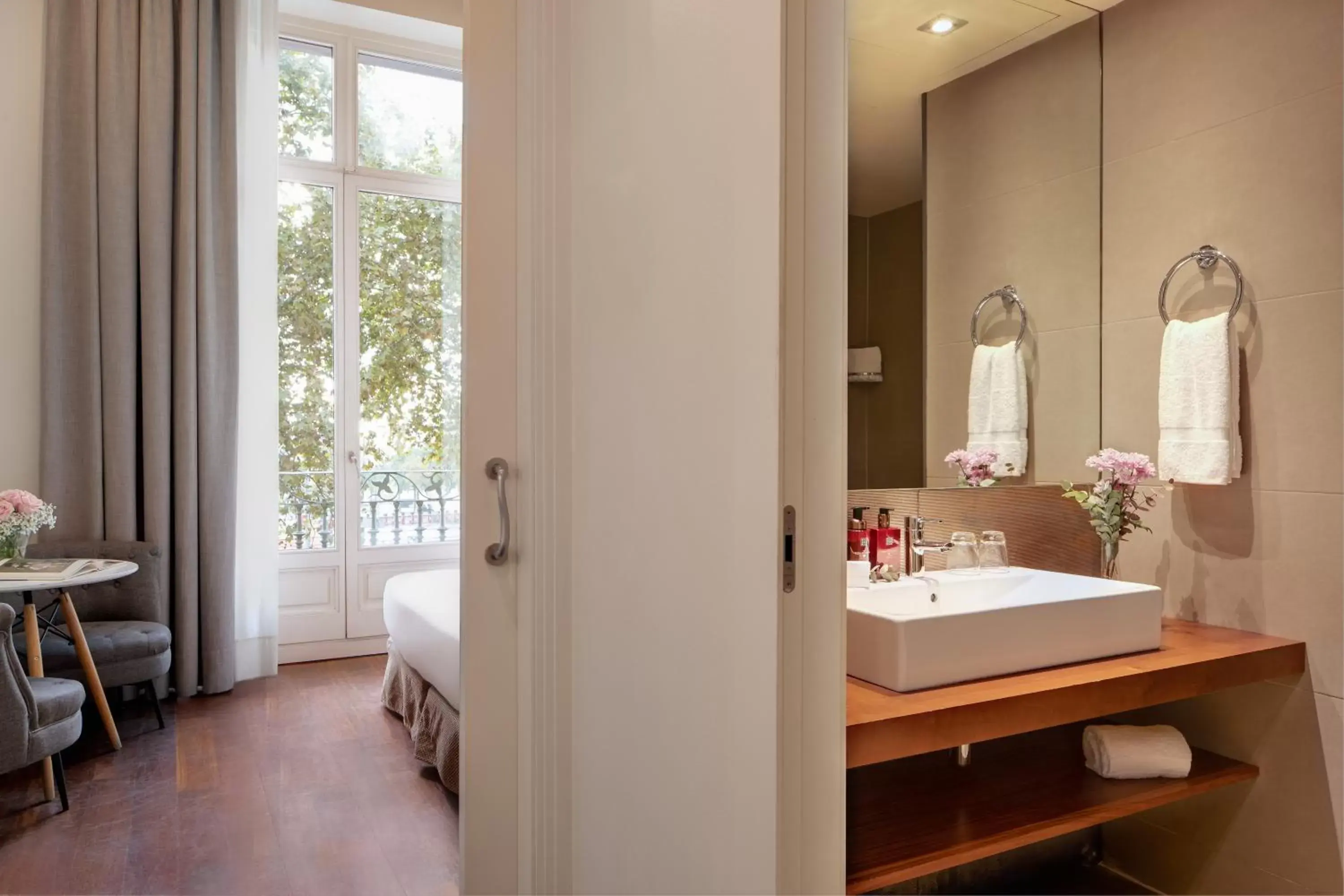 Bedroom, Bathroom in Duquesa Suites Barcelona