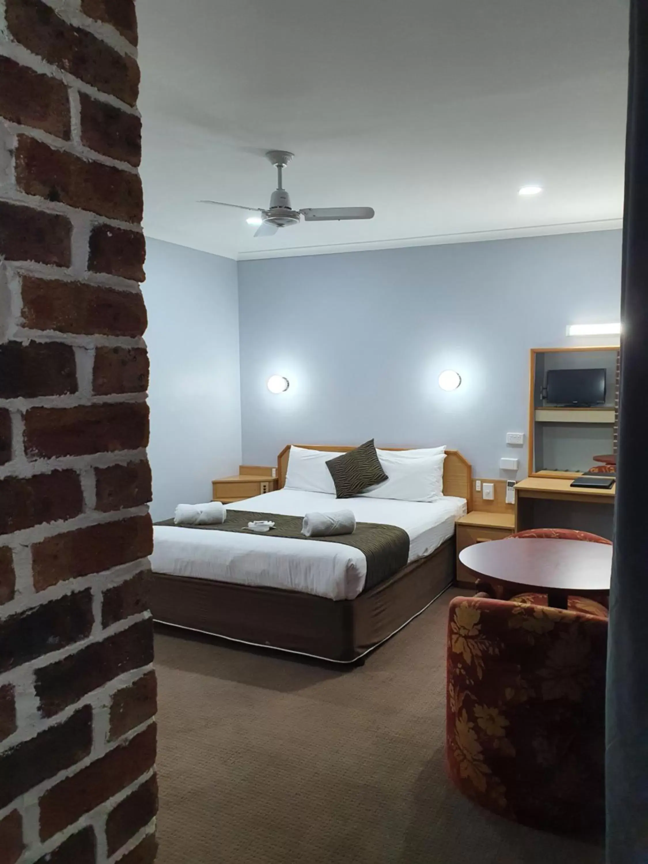 Communal lounge/ TV room, Bed in Moonraker Motor Inn