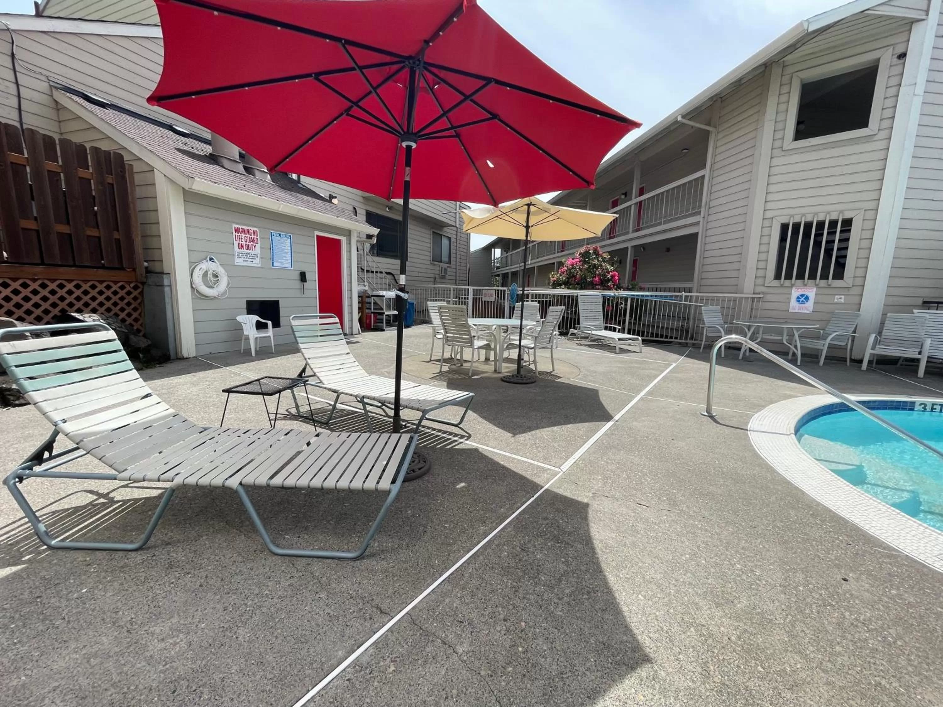 Swimming pool in Sunnyside Inn and Suites