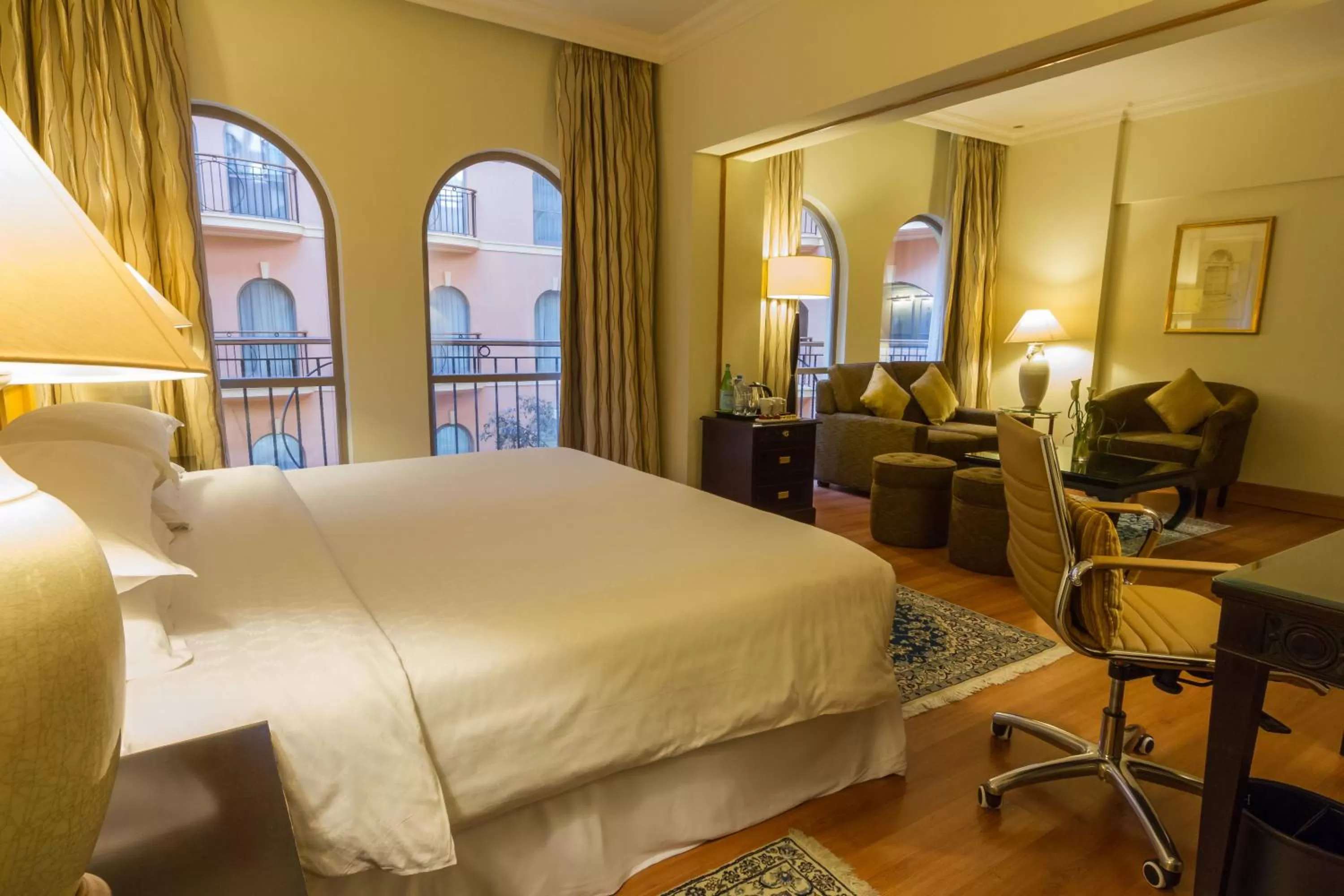 Bed in Grand Excelsior Hotel Deira