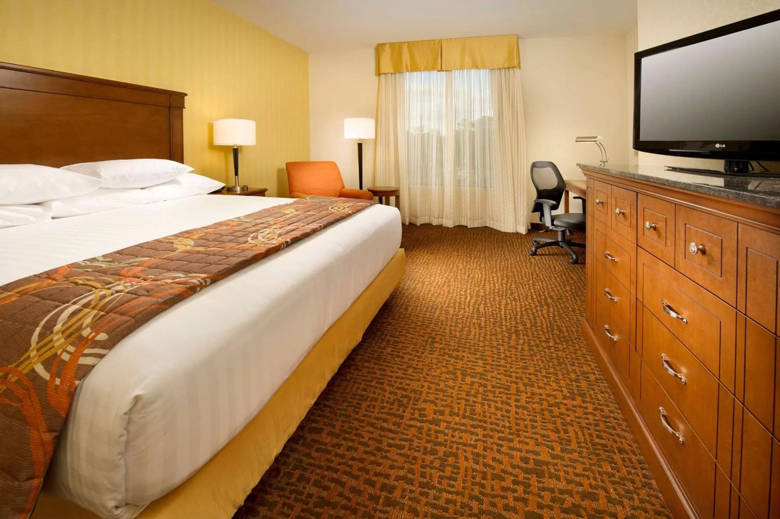 Photo of the whole room, Bed in Drury Inn & Suites Valdosta