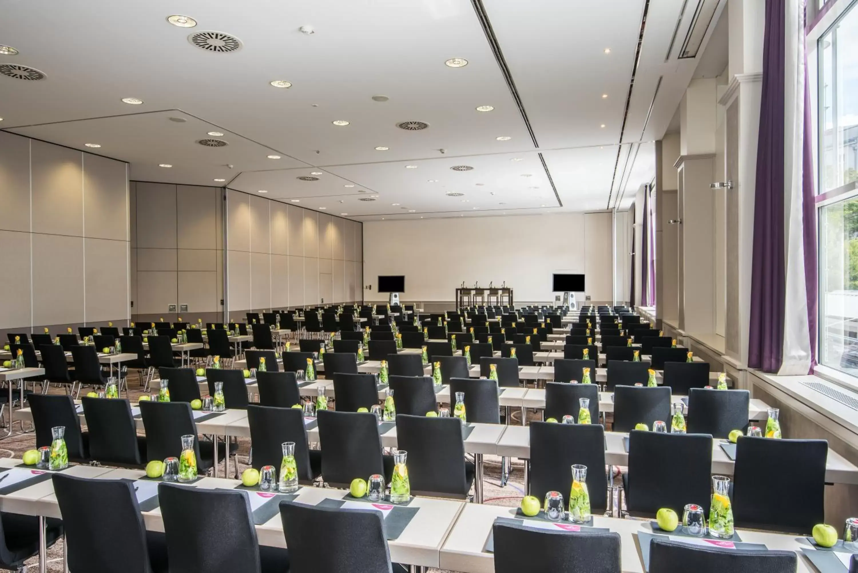 Meeting/conference room, Business Area/Conference Room in Crowne Plaza Berlin City Centre Ku'damm, an IHG Hotel