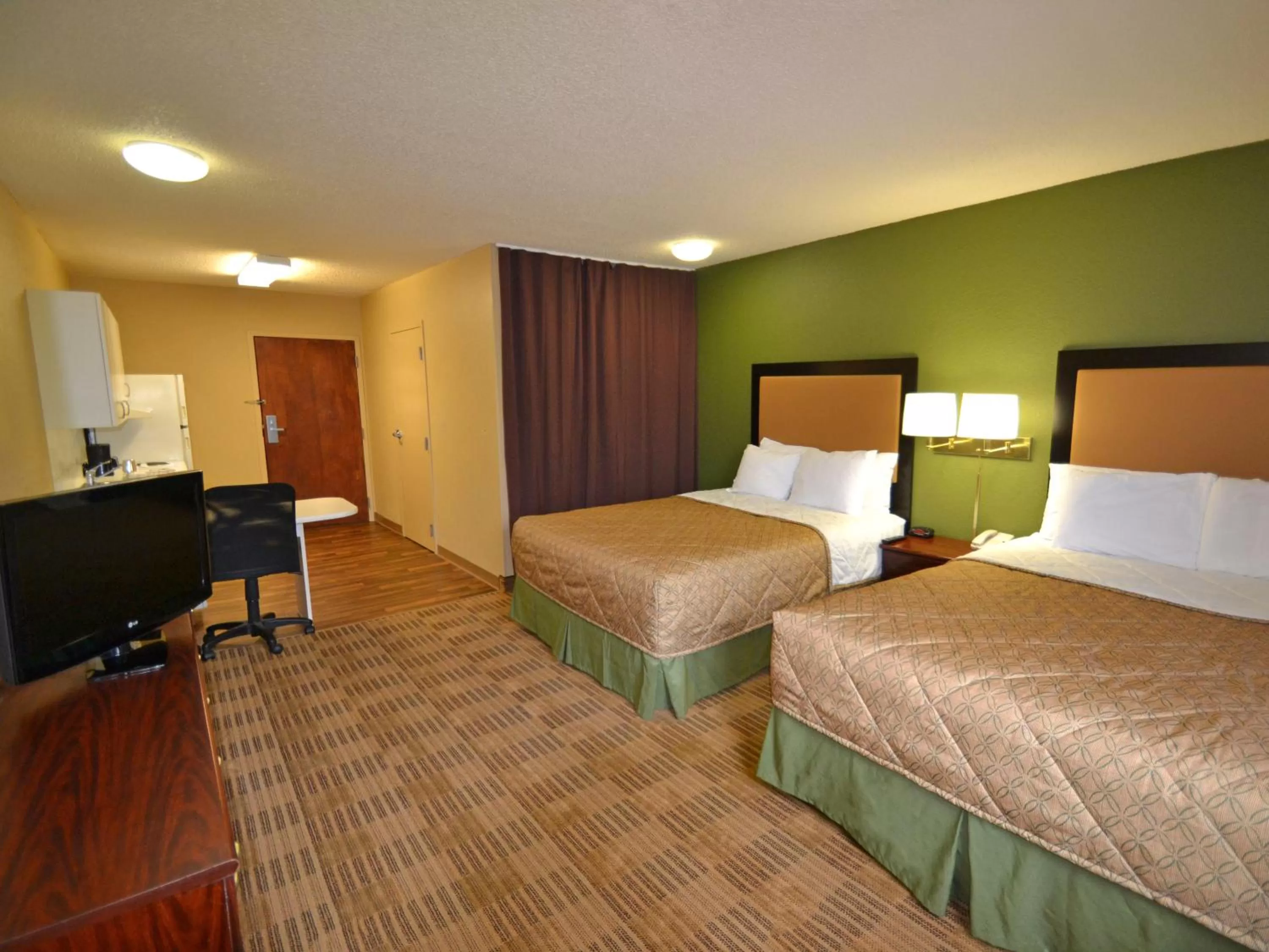 TV and multimedia, Bed in Extended Stay America Select Suites - Detroit - Farmington Hills