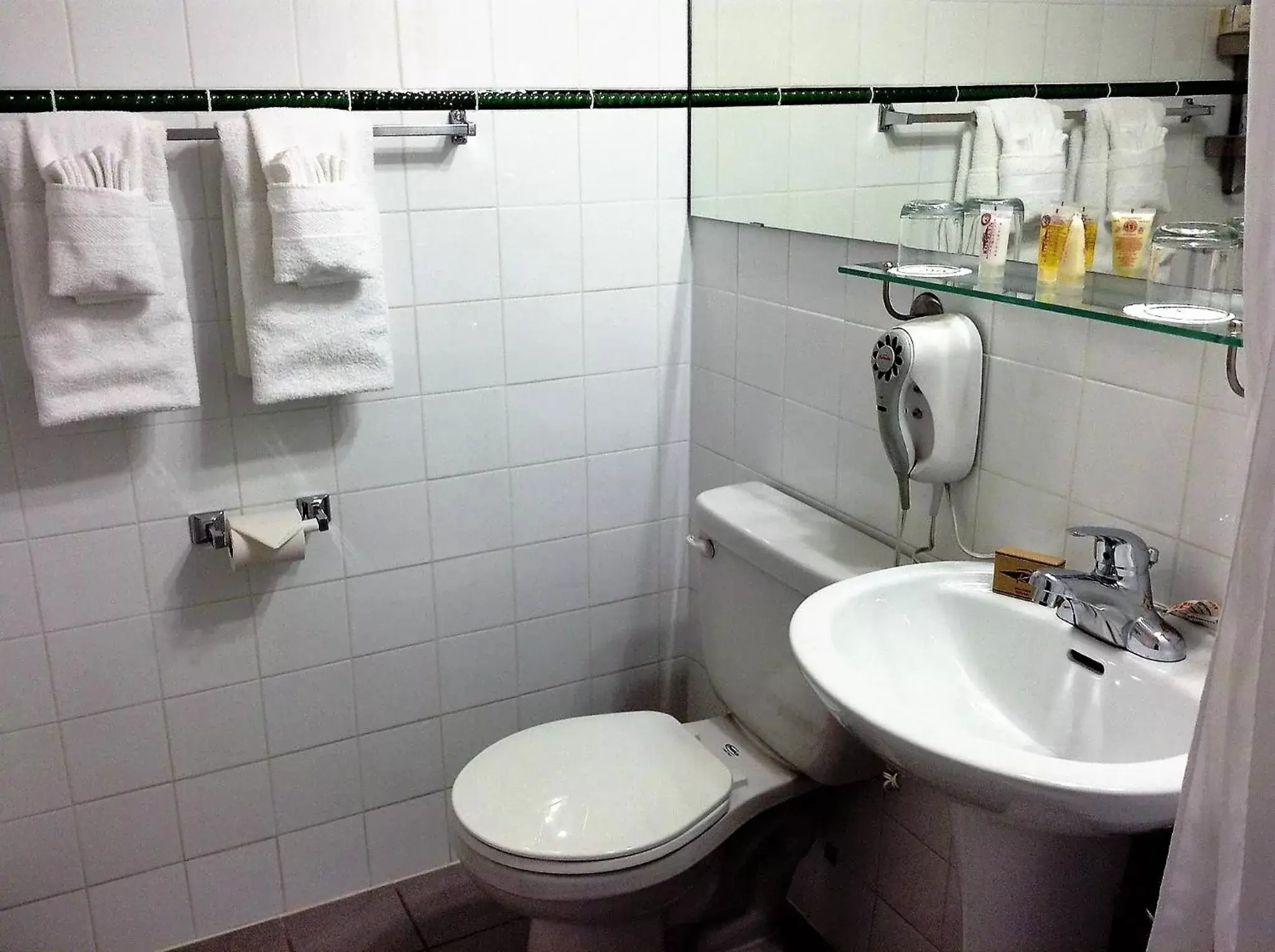Bathroom in Rosslyn Inn & Suites