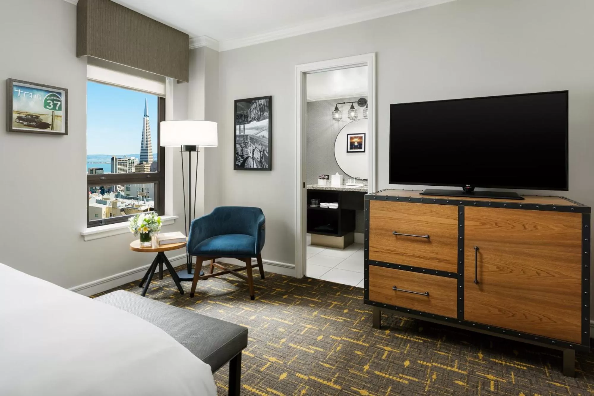 Photo of the whole room, Bed in Stanford Court San Francisco