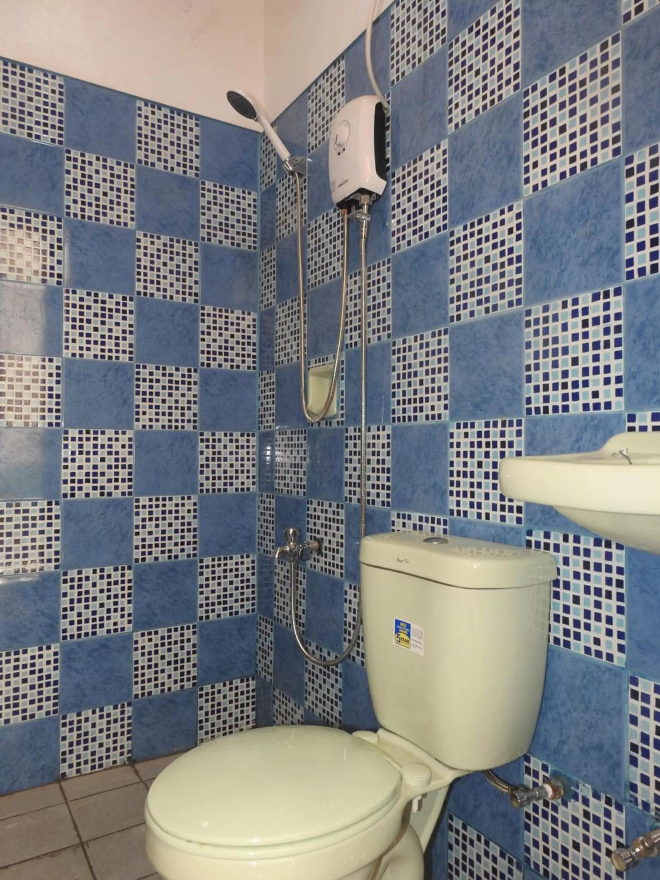 Shower, Bathroom in Pacifico Seaside Lodge