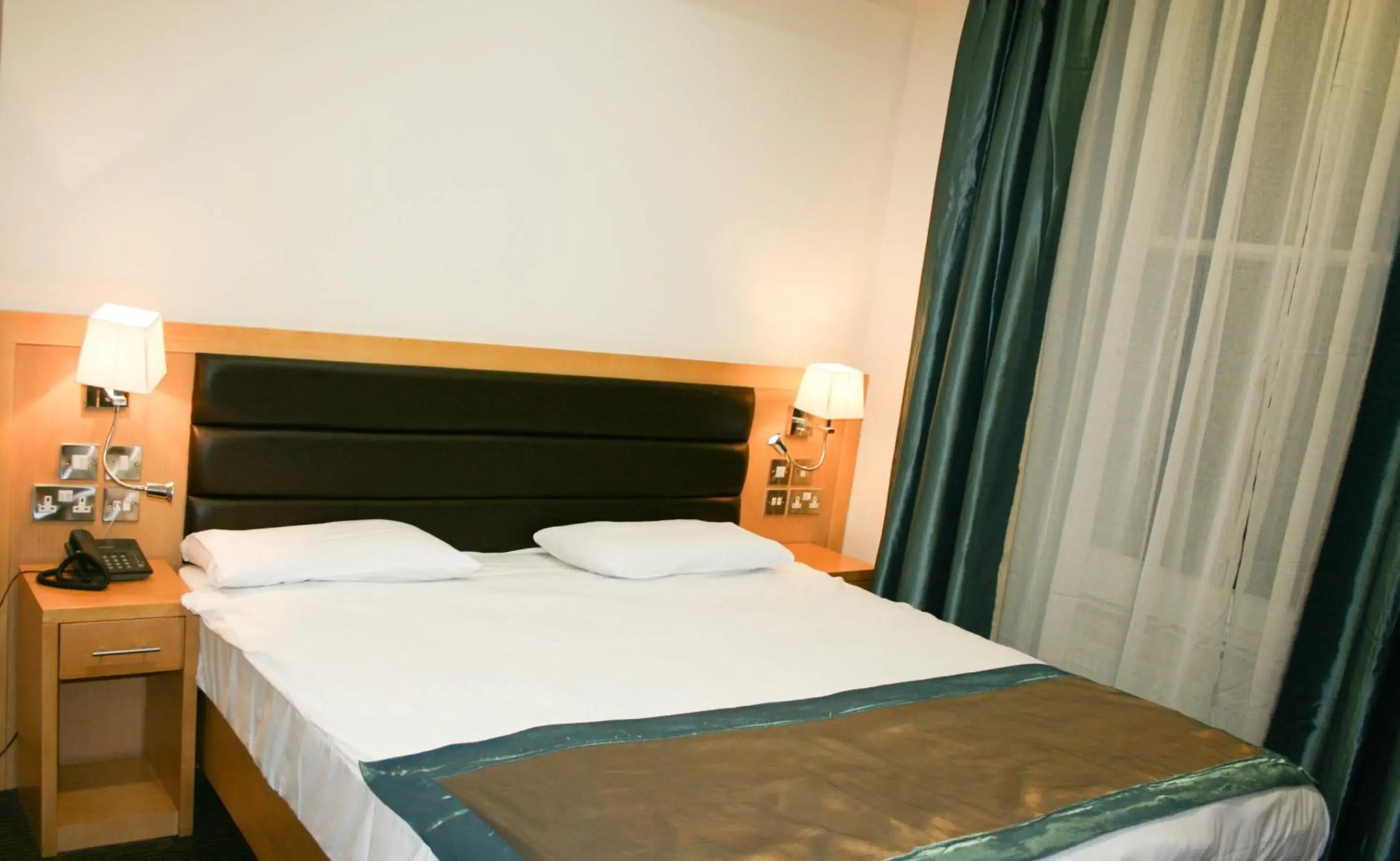 Economy Double Room in Cromwell International Hotel