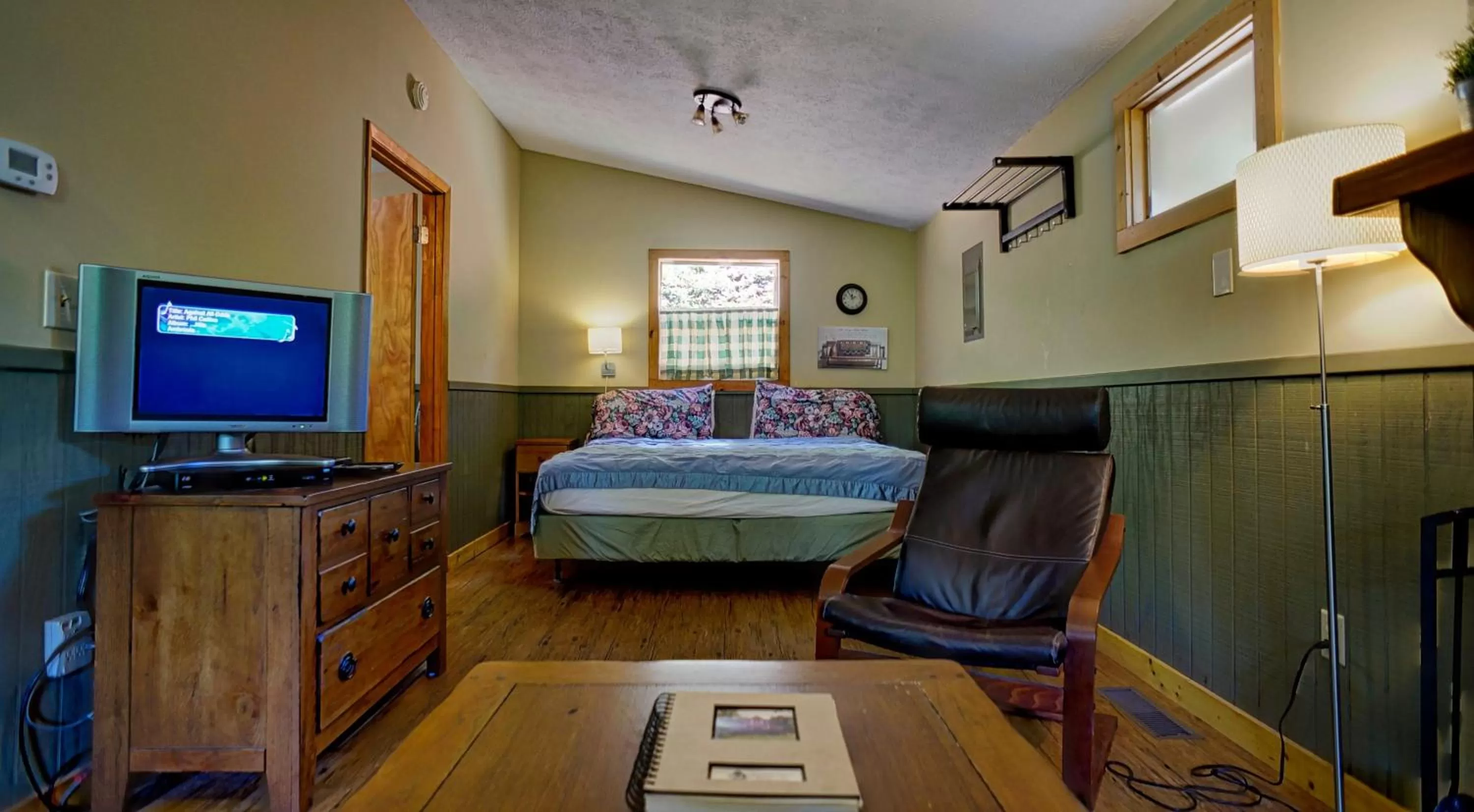 TV and multimedia, Bed in Paradise Hills, Winery Resort & Spa