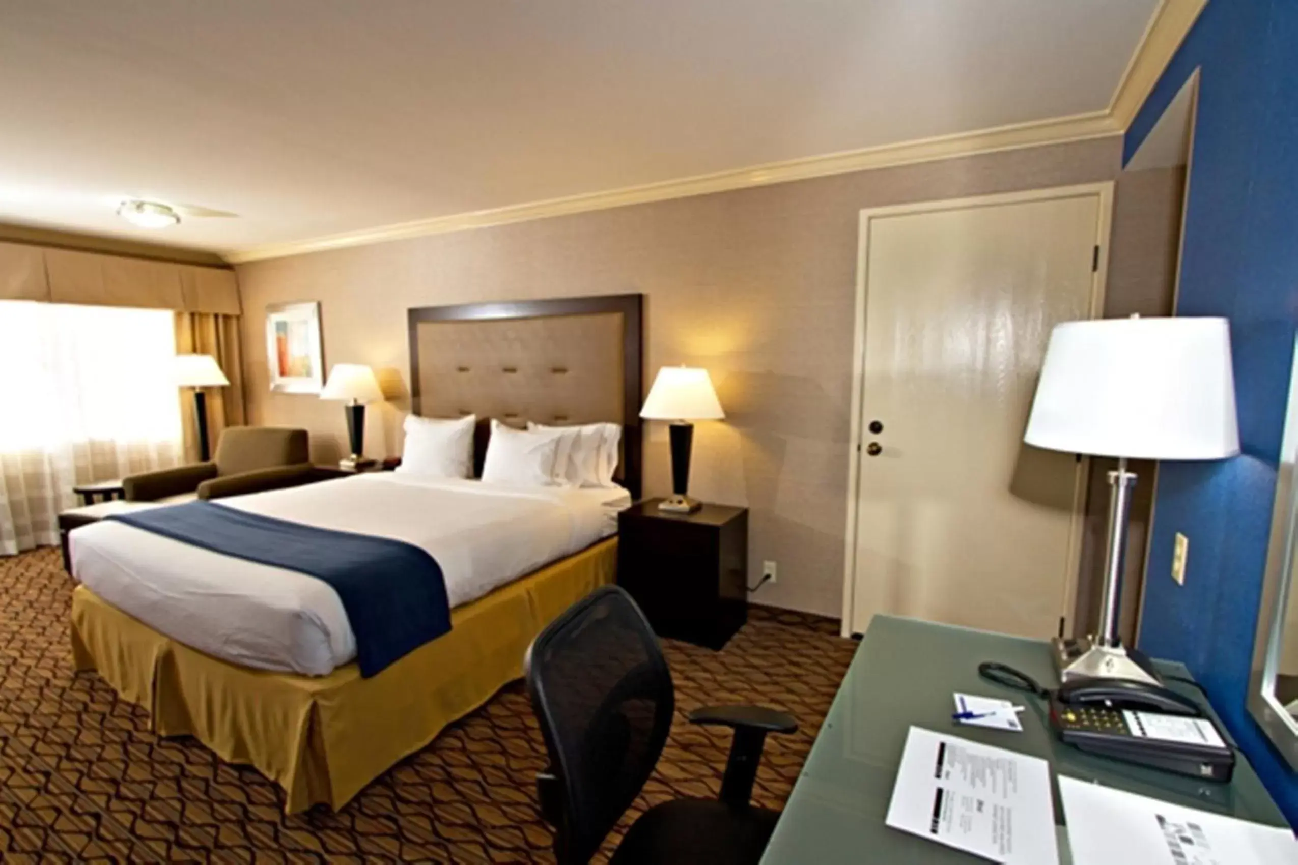 Photo of the whole room, Bed in Holiday Inn Express Port Hueneme, an IHG Hotel