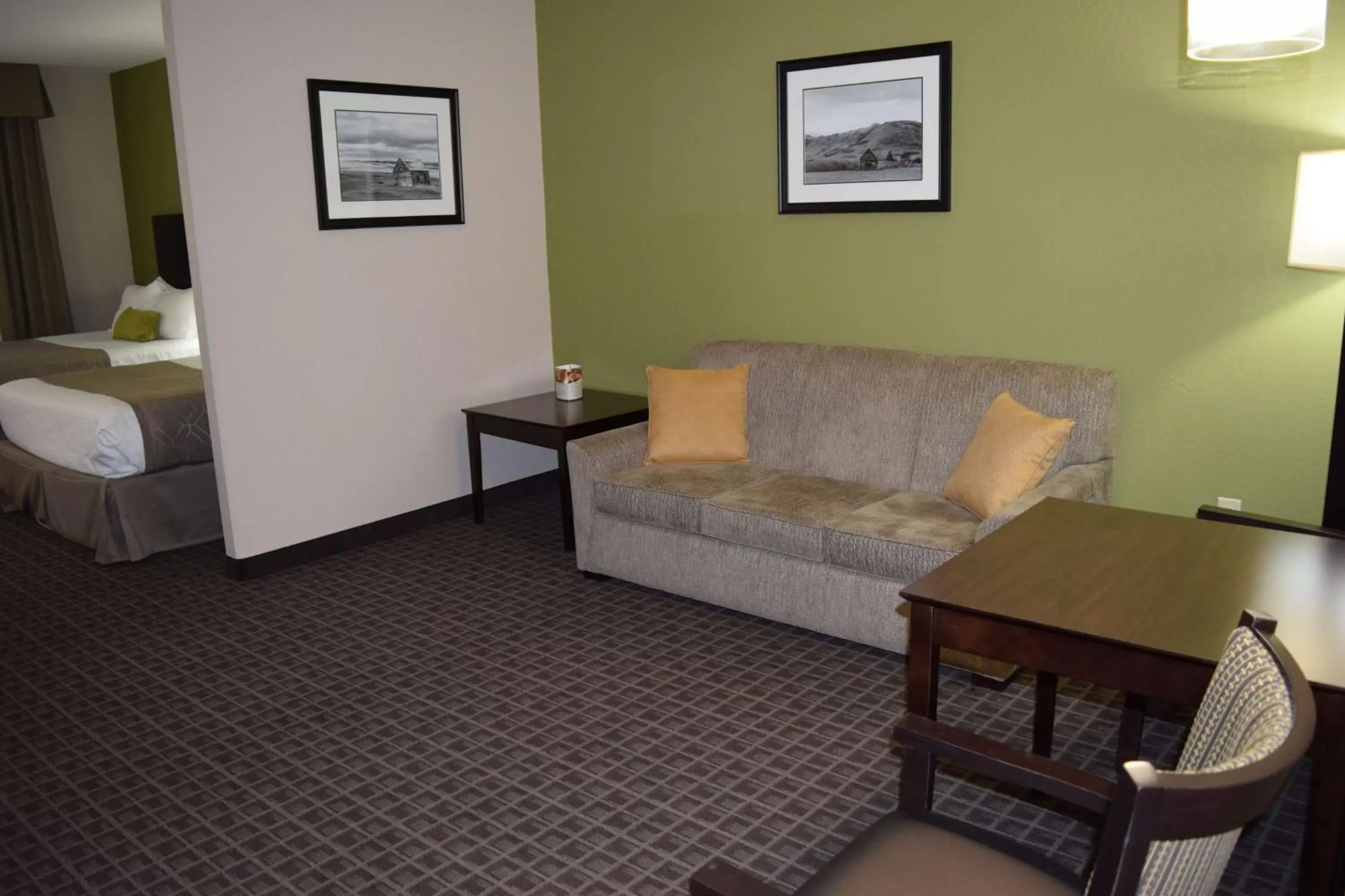 Photo of the whole room, Seating Area in Best Western Plus Havre Inn & Suites