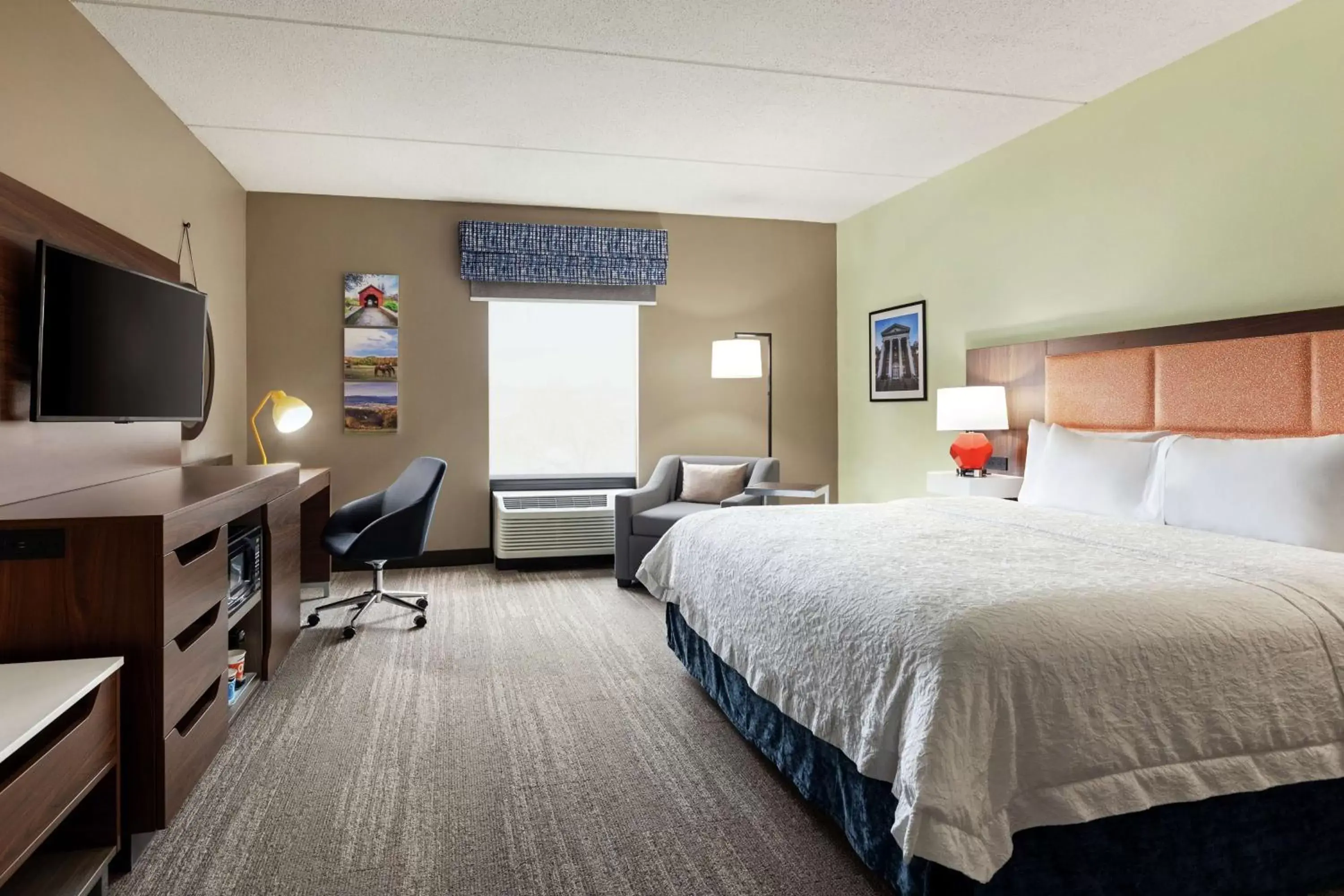 Bedroom in Hampton Inn & Suites Frederick/Fort Detrick