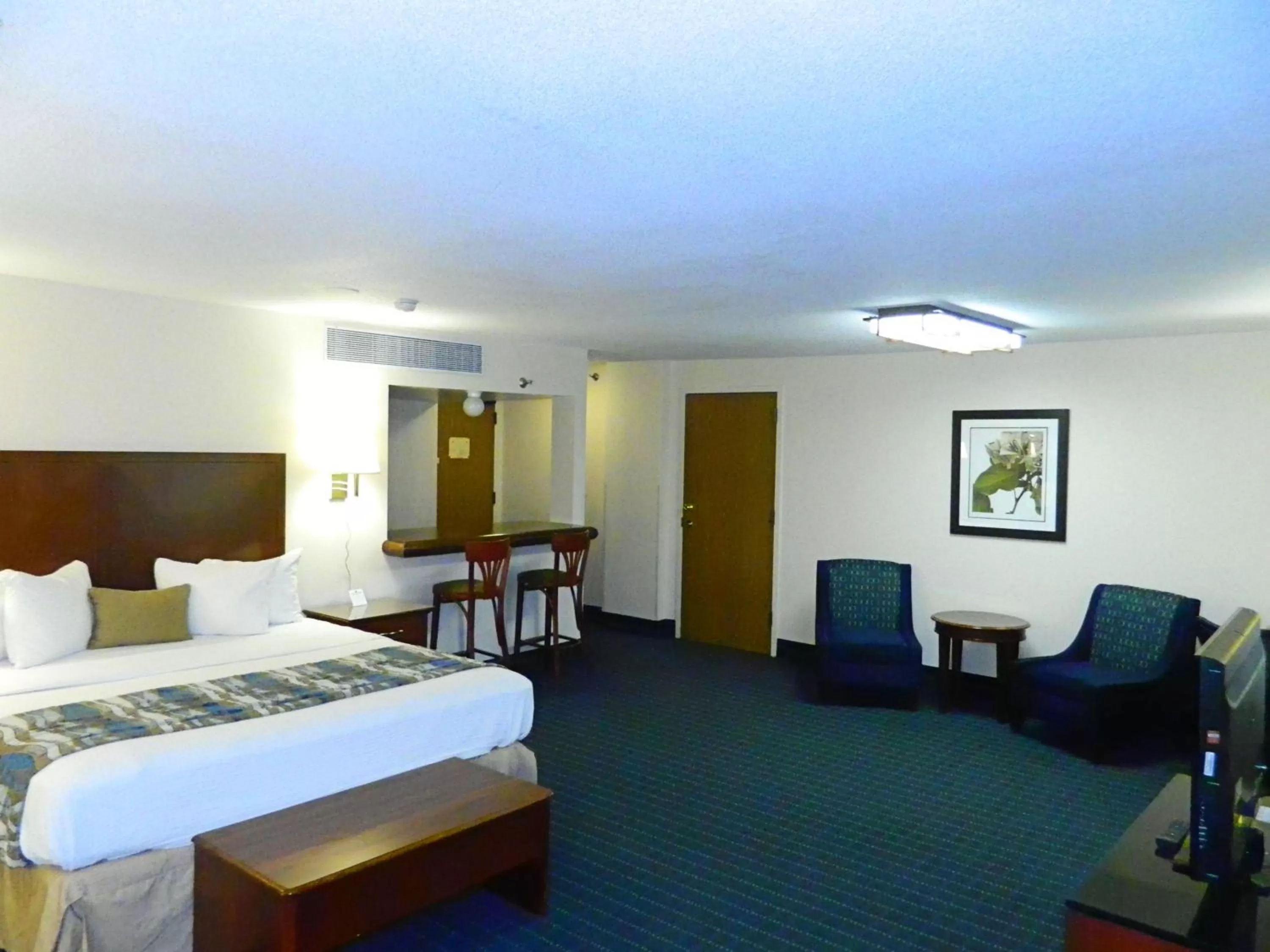 Living room, Bed in Capital Plaza Hotel