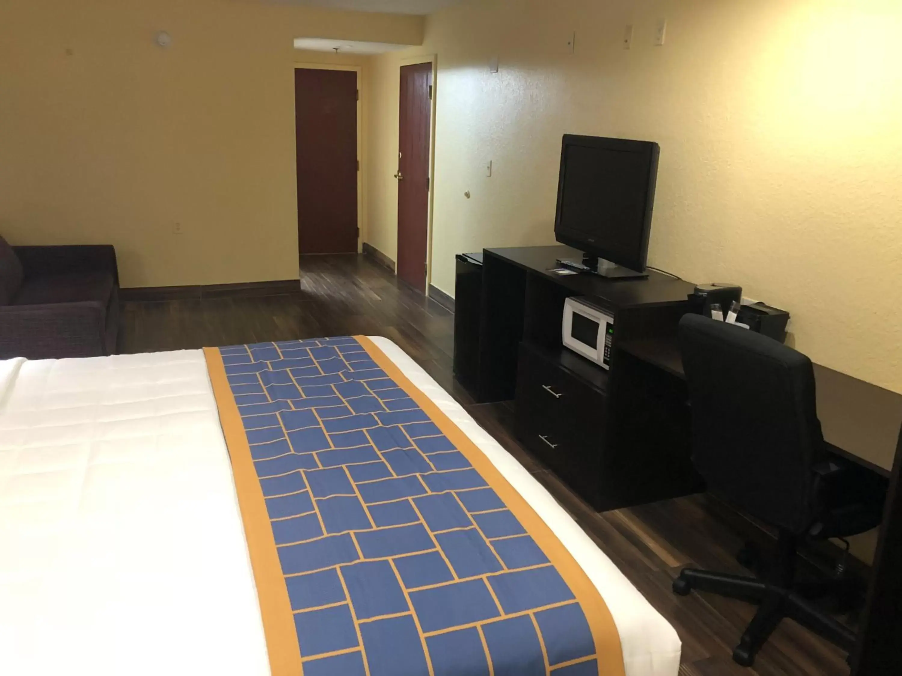 TV and multimedia, Bed in Days Inn & Suites by Wyndham Tampa/Raymond James Stadium