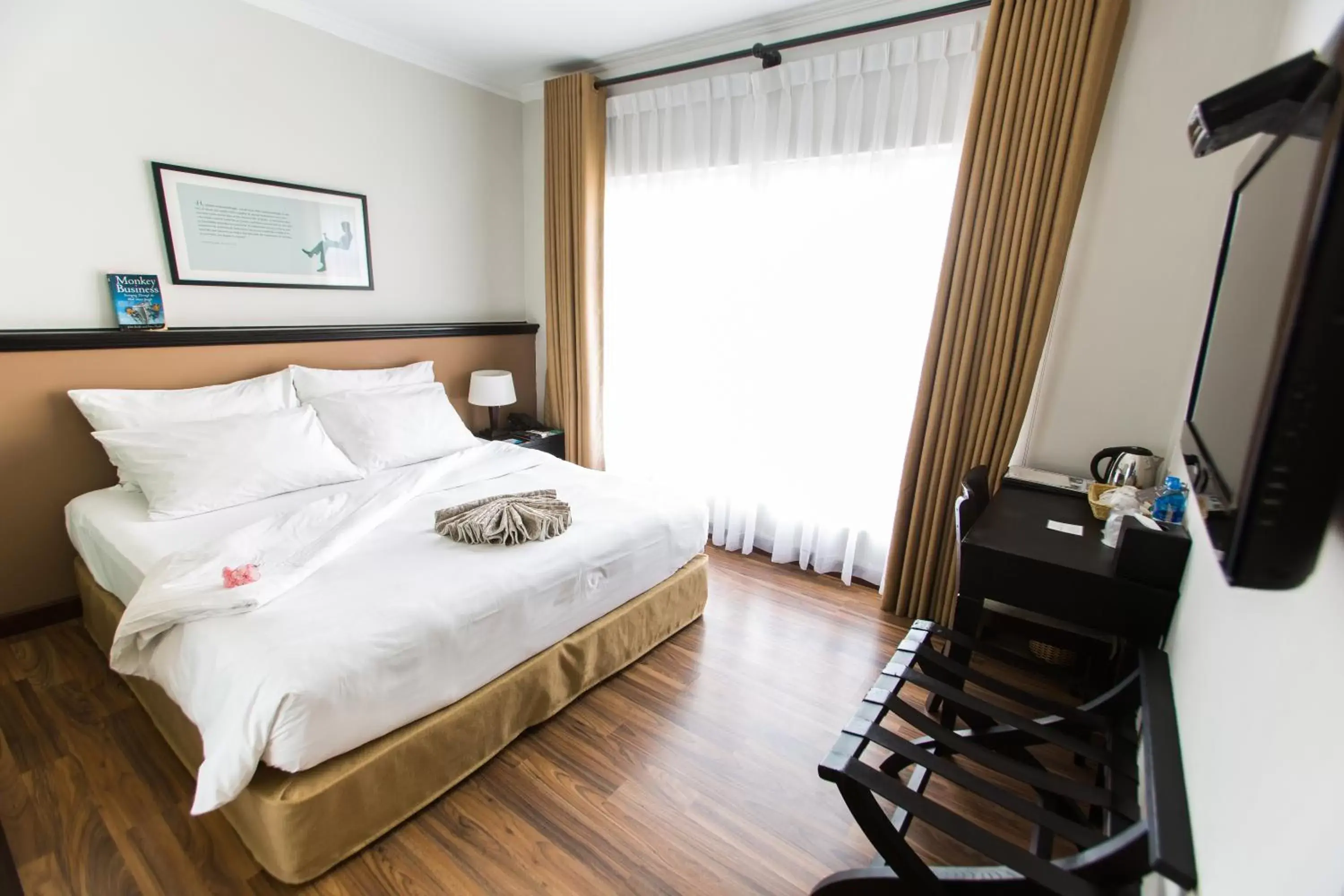 Photo of the whole room, Bed in The Alcove Library Hotel