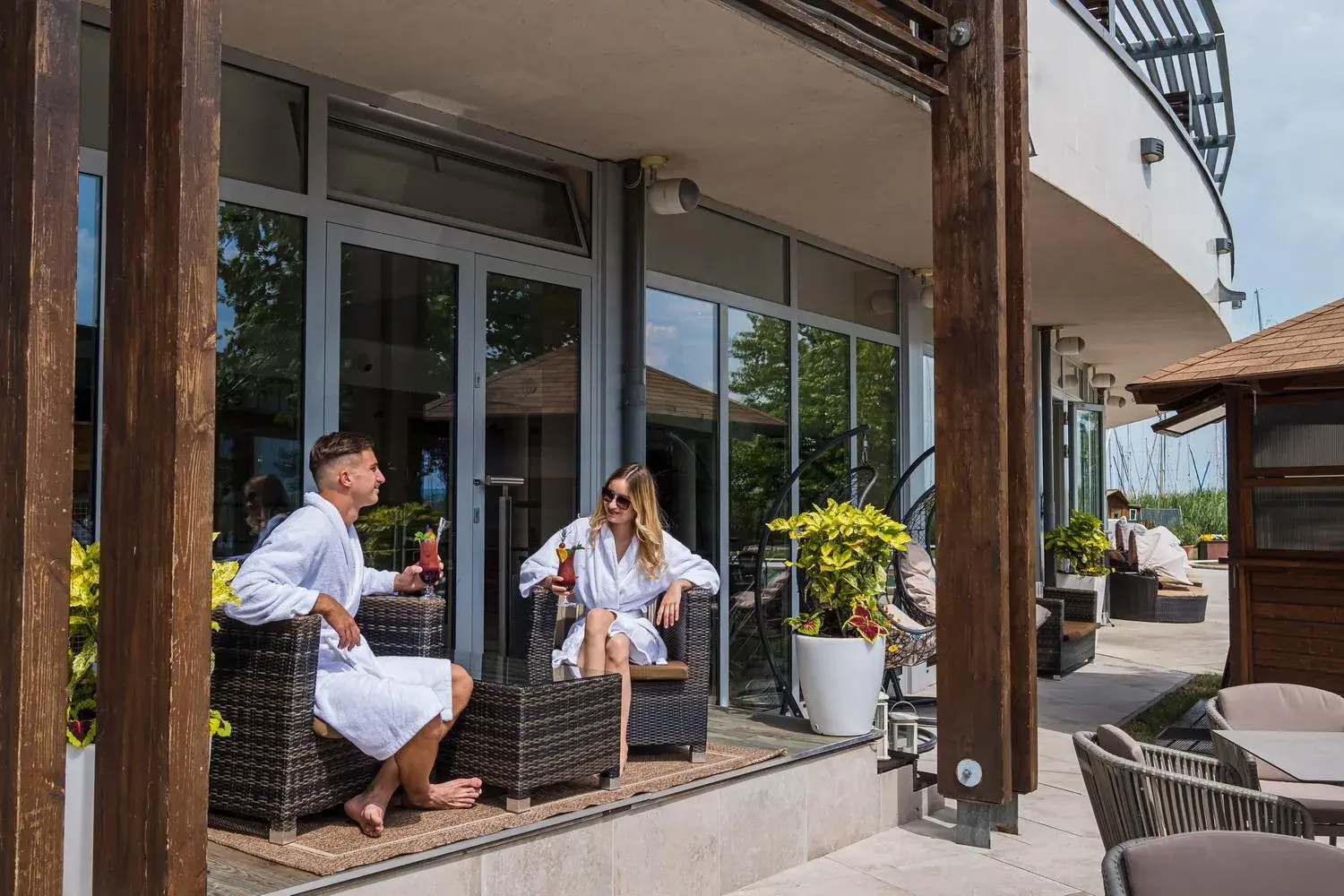 Lounge or bar in Hotel Golden Lake Resort