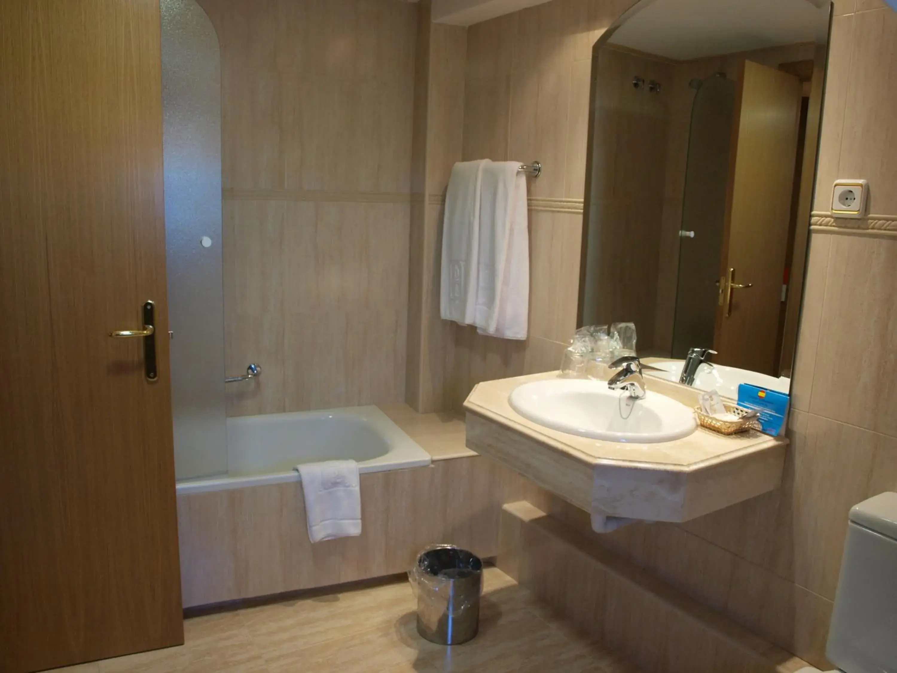 Twin Room in Hotel Don Luis Twin Room in Hotel Don Luis