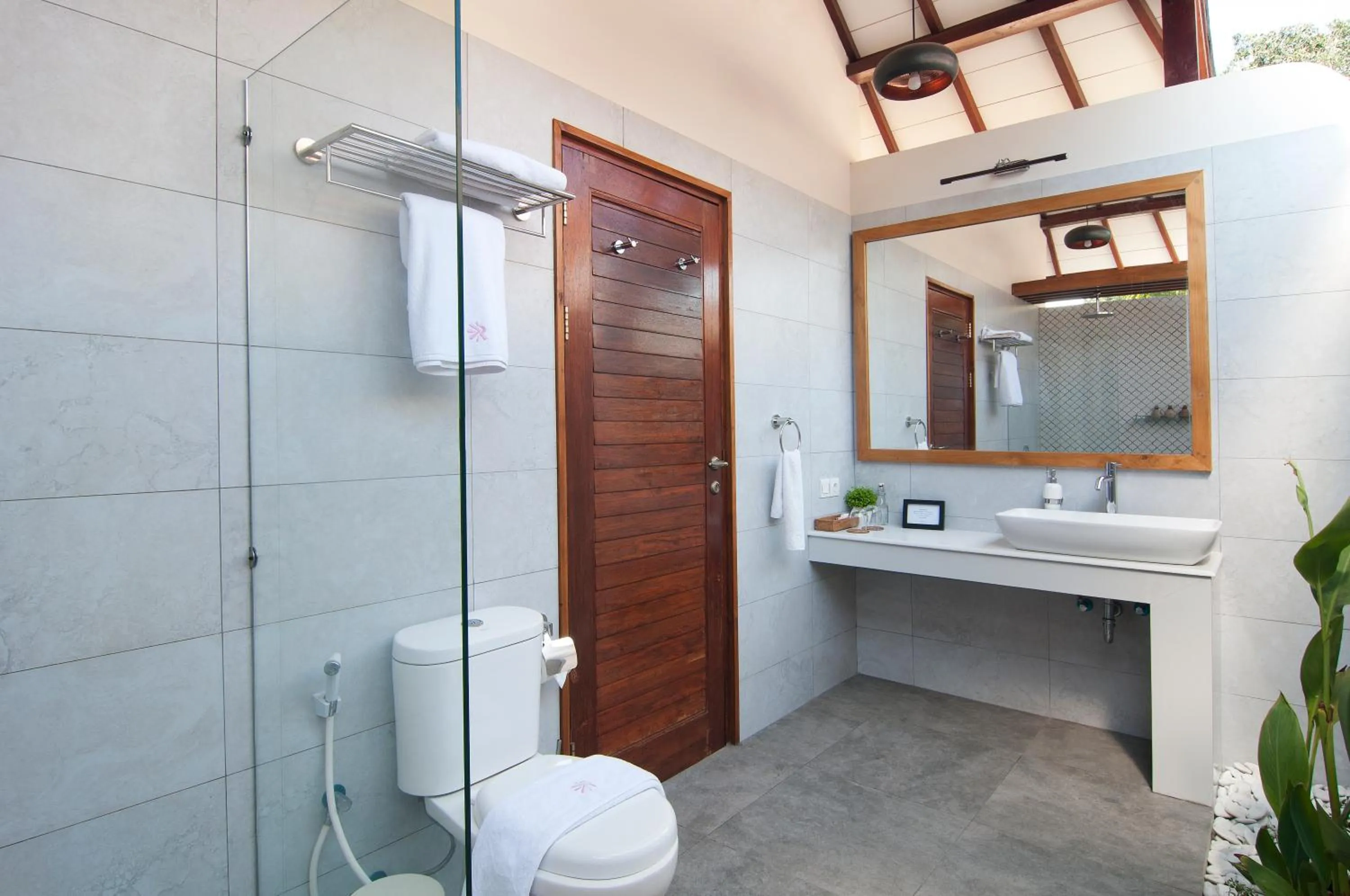 Toilet in Ke Rensia Private Pool Villas Gili Air