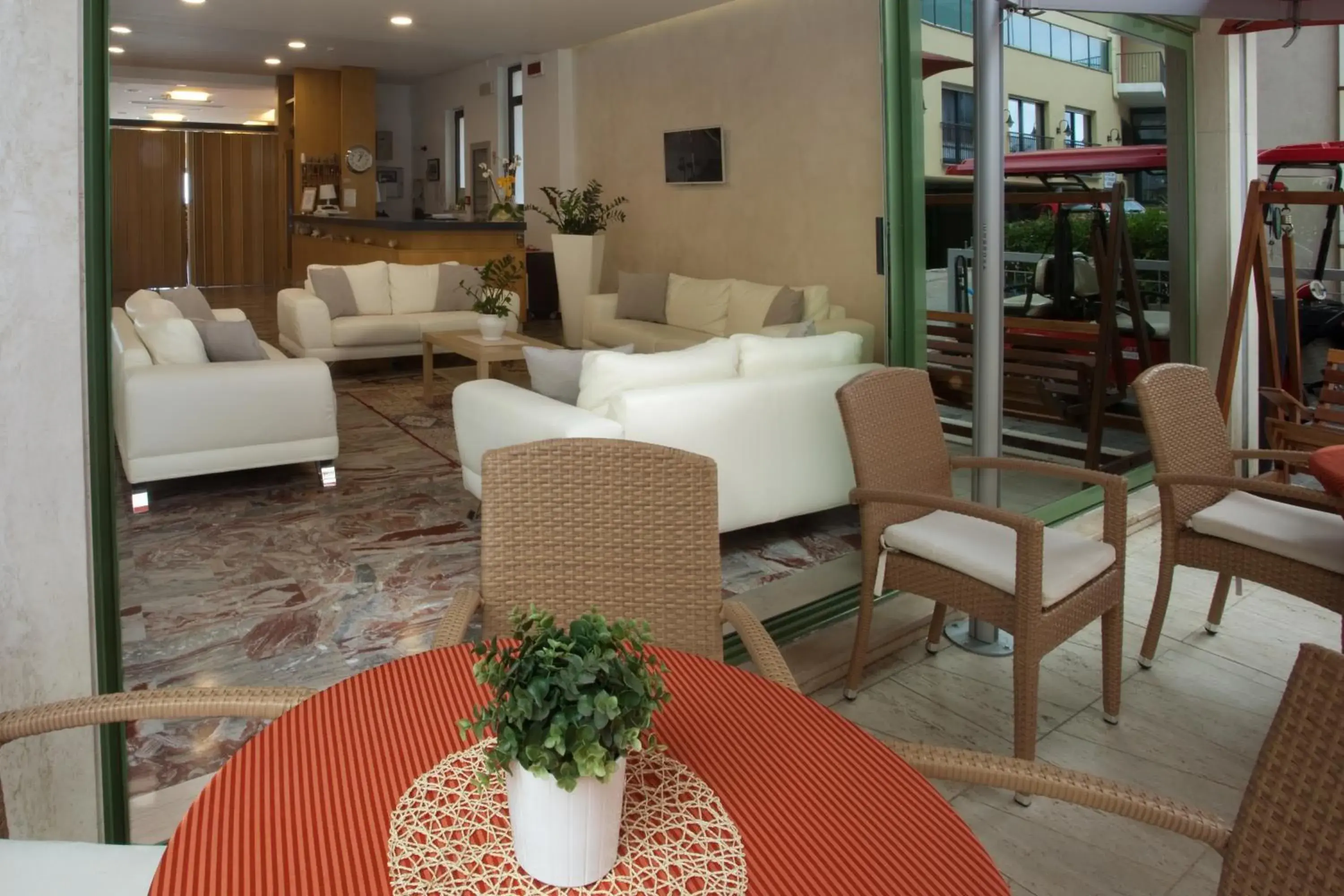 Lobby or reception, Lounge/Bar in Hotel International