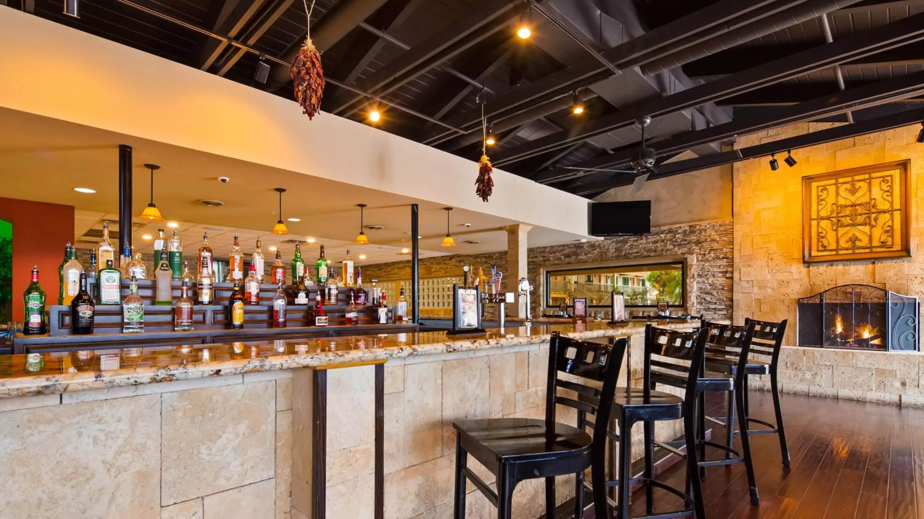 Lounge or bar in Best Western Plus Raton Hotel Lounge or bar in Best Western Plus Raton Hotel