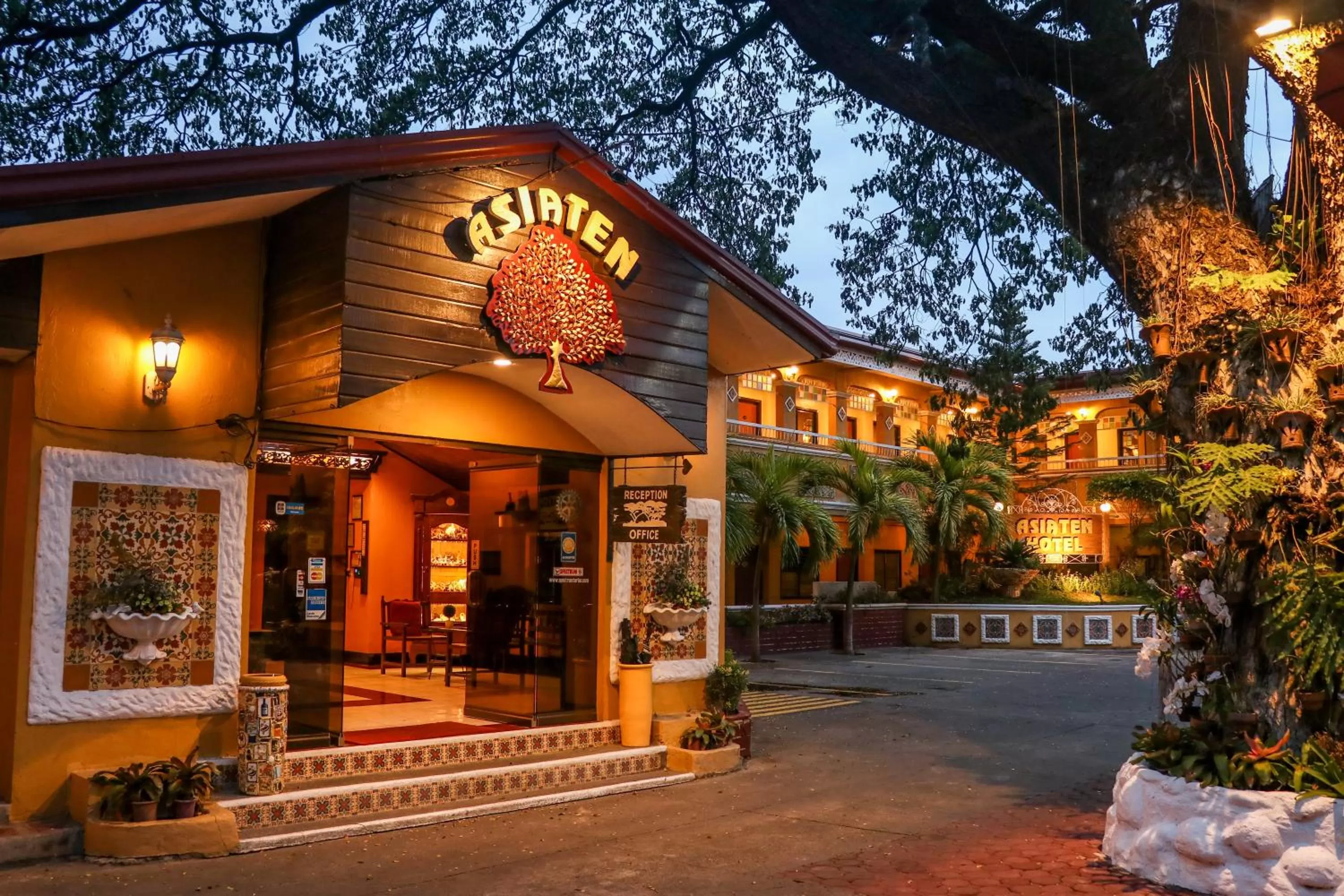 Facade/entrance in Asiaten Hotel