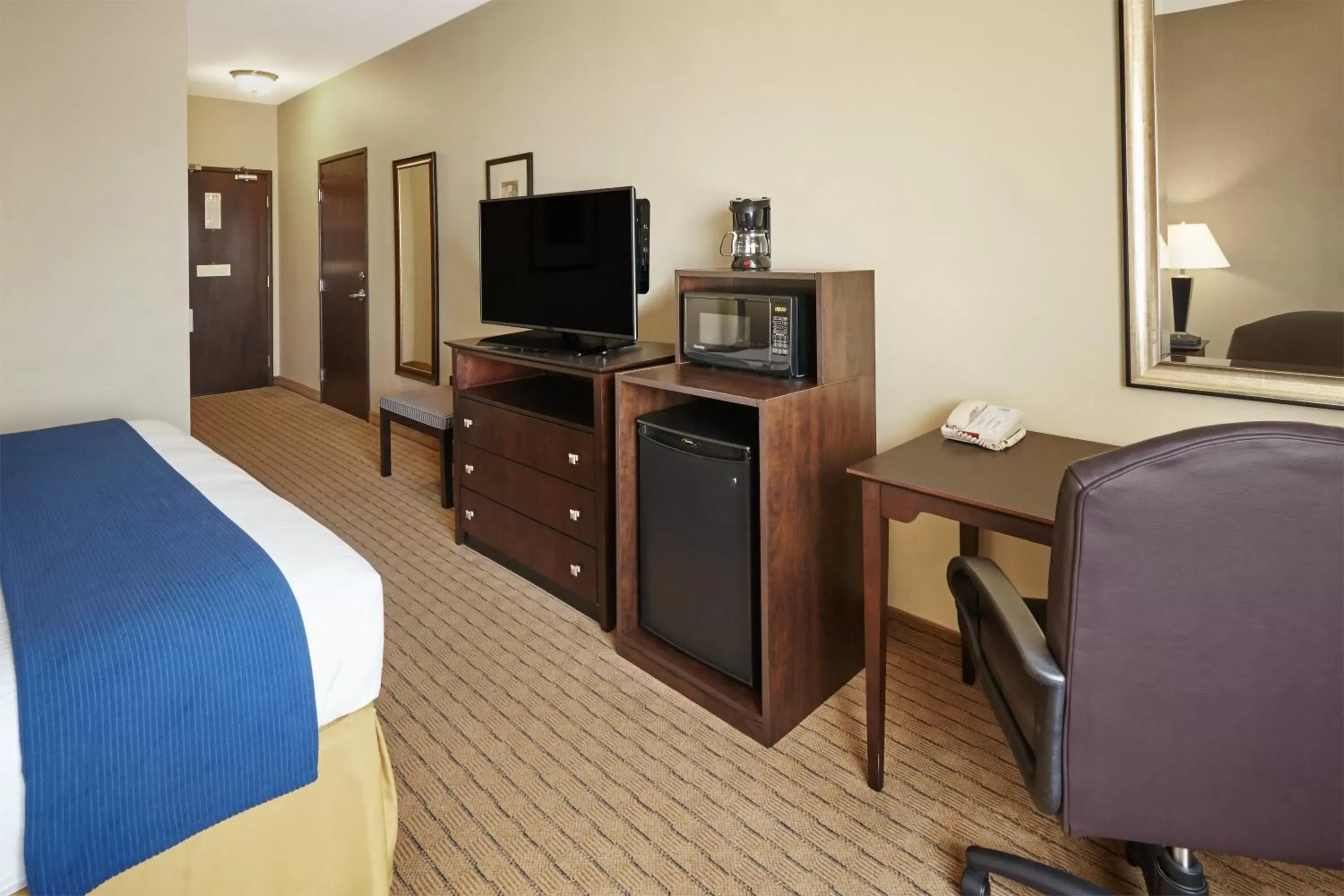 Photo of the whole room, TV/Entertainment Center in Holiday Inn Express & Suites Madison-Verona, an IHG Hotel