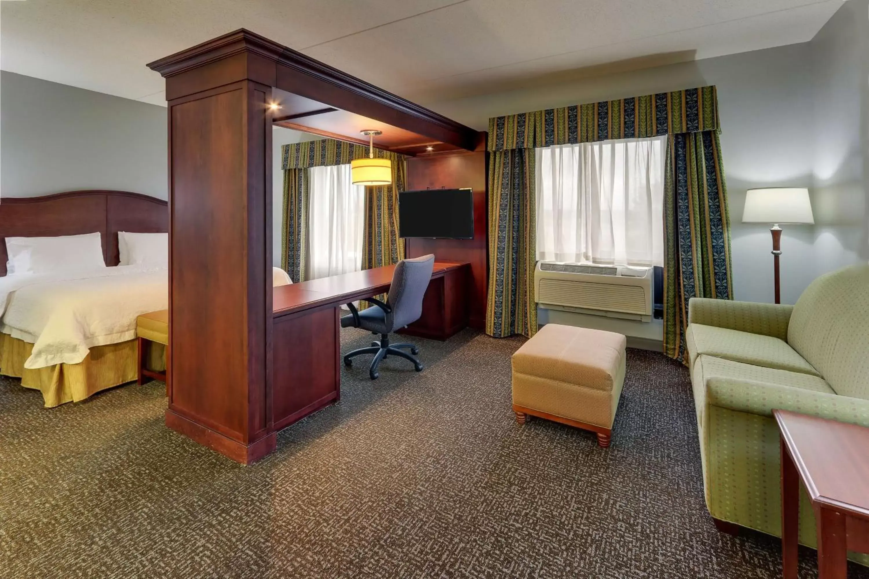 Bedroom, Seating Area in Hampton Inn & Suites Indianapolis-Airport