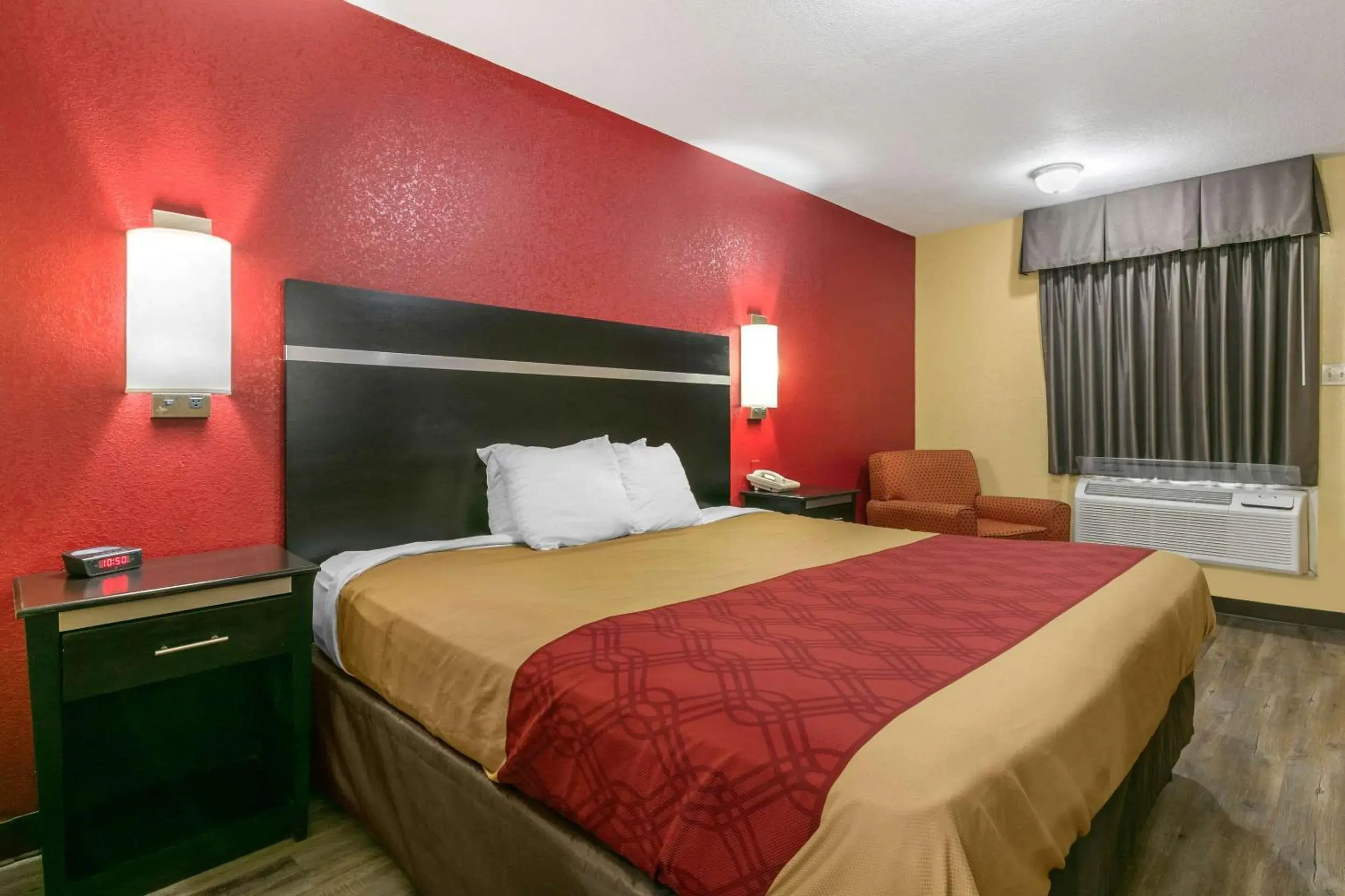 Photo of the whole room, Bed in Econo Lodge Jonesboro