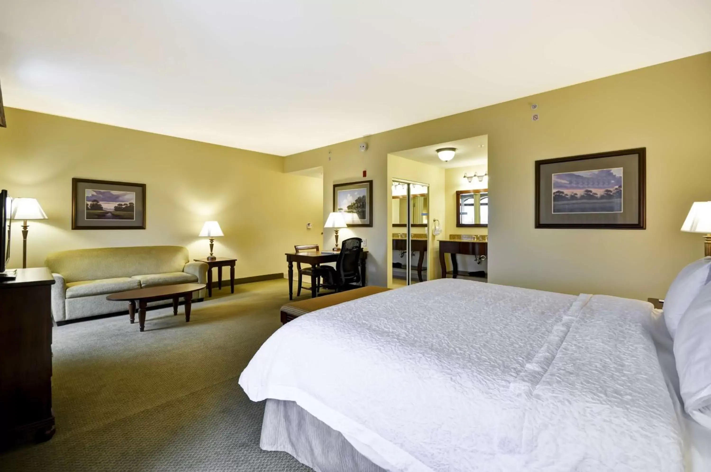 Bed in Hampton Inn & Suites North Charleston-University Boulevard Bed in Hampton Inn & Suites North Charleston-University Boulevard