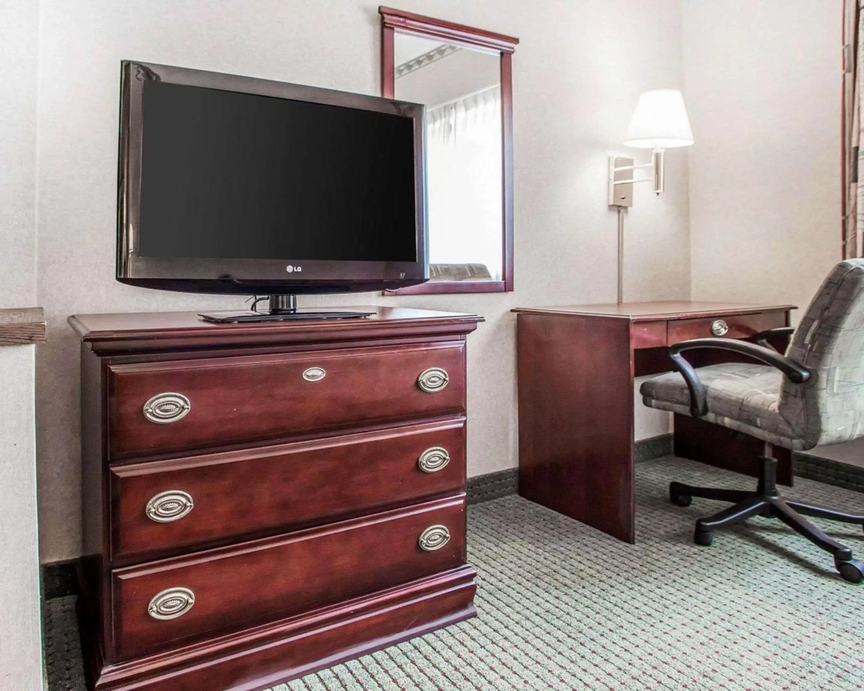 Photo of the whole room, TV/Entertainment Center in Quality Inn Beloit