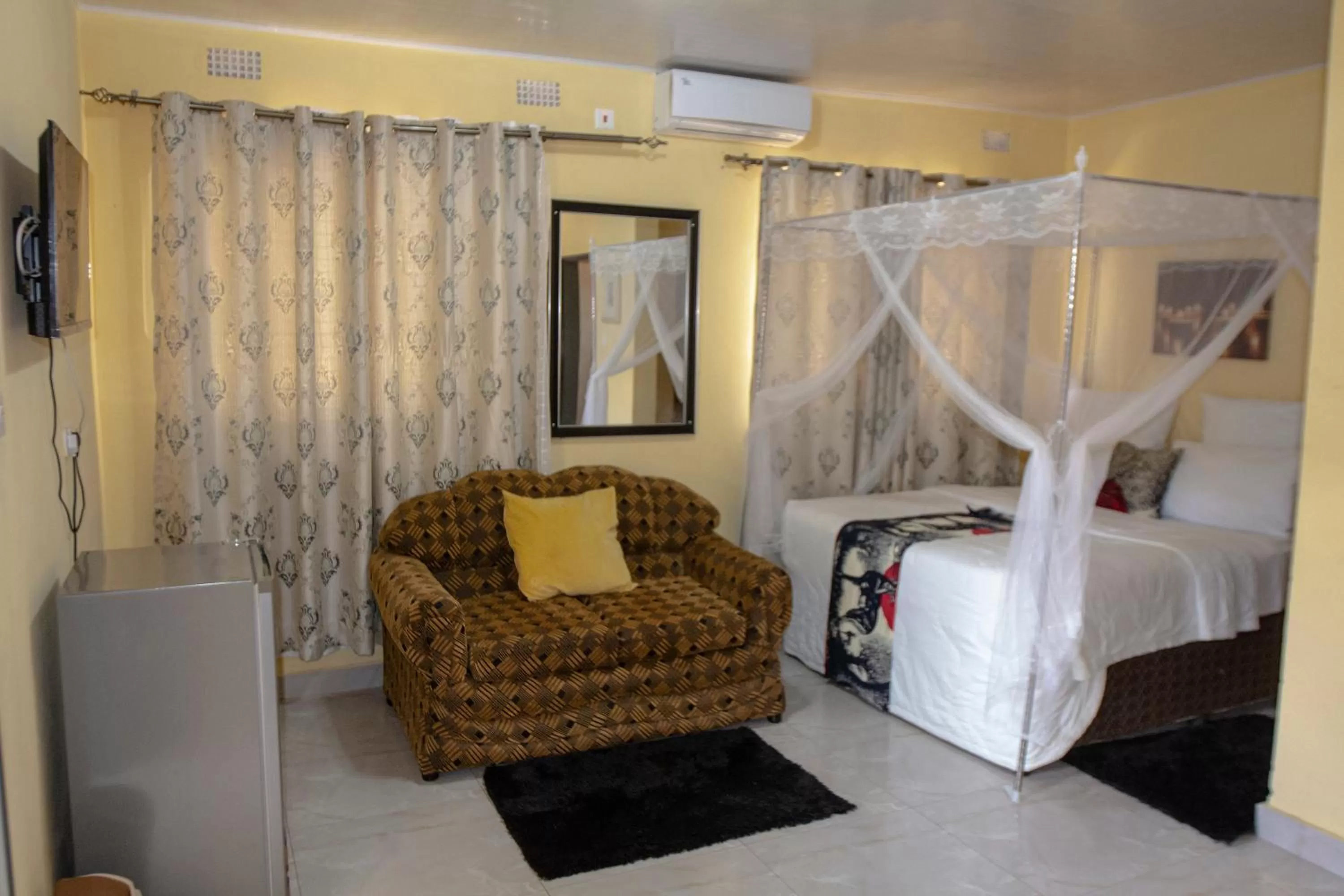 Bedroom, Bed in Golden Days Lodge