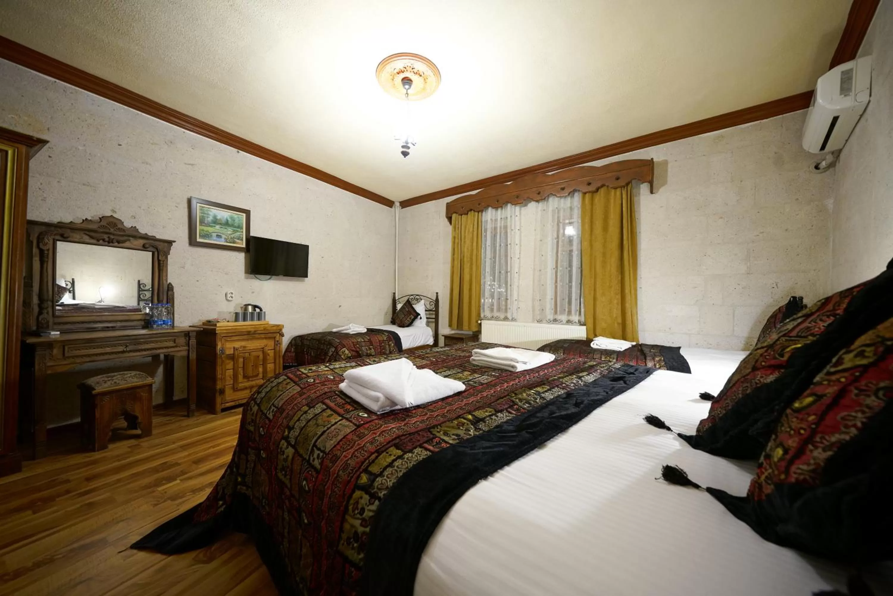 Photo of the whole room, Bed in Arch Palace