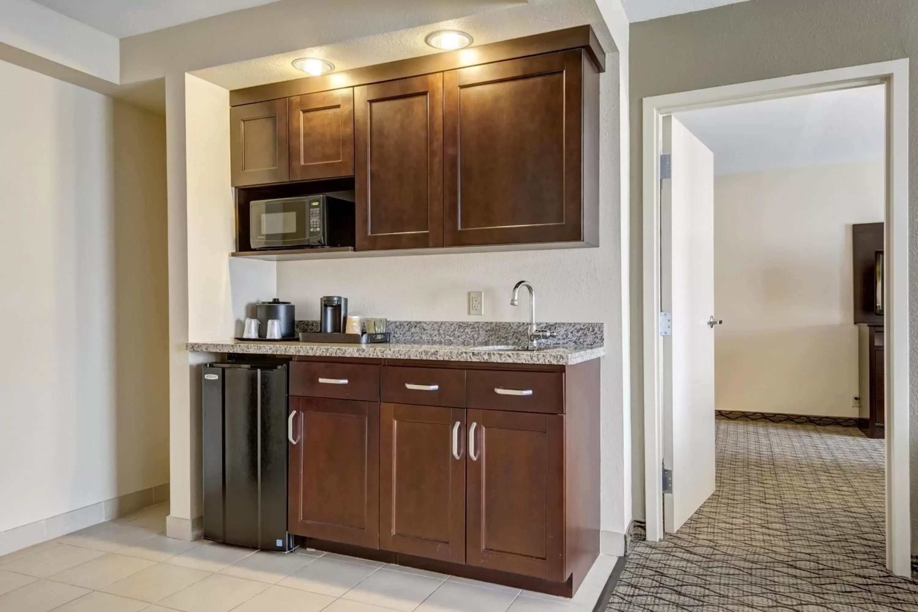 Photo of the whole room, Kitchen/Kitchenette in Holiday Inn St. Louis Airport West Earth City, an IHG Hotel