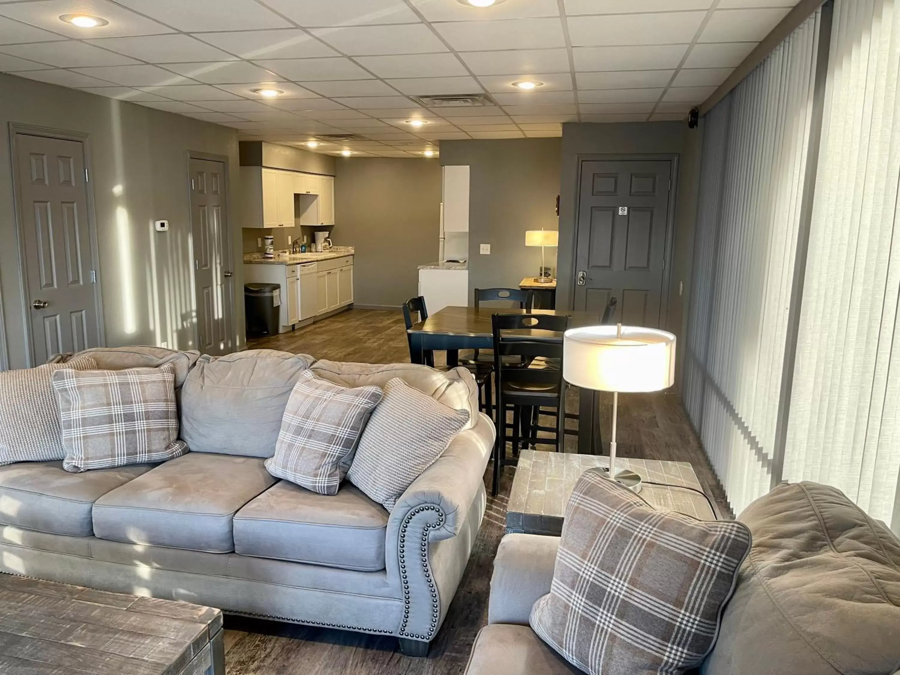 Kitchen or kitchenette, Seating Area in Lake Norfork Resort