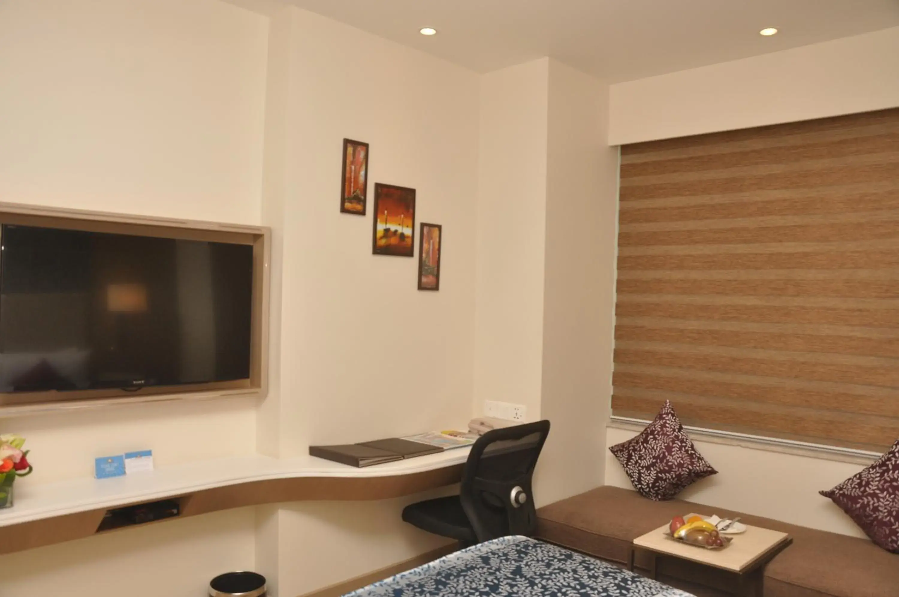 Seating area, TV/Entertainment Center in Days Hotel Jaipur Tonk Road