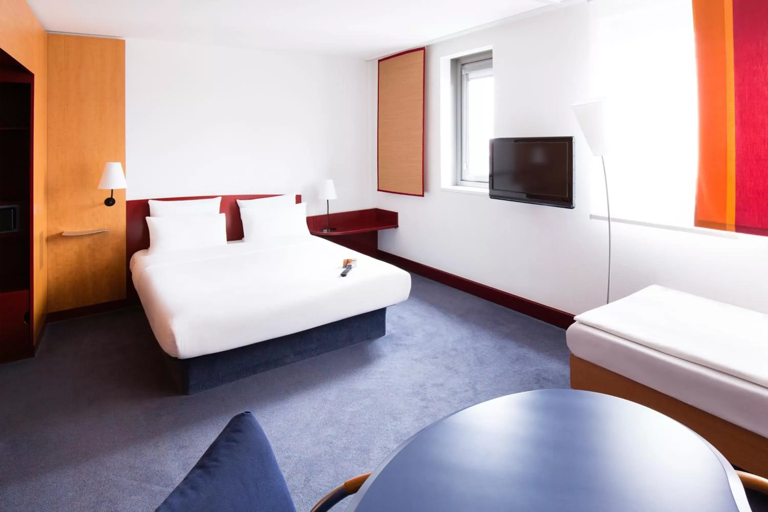Photo of the whole room, Bed in Novotel Suites Hannover