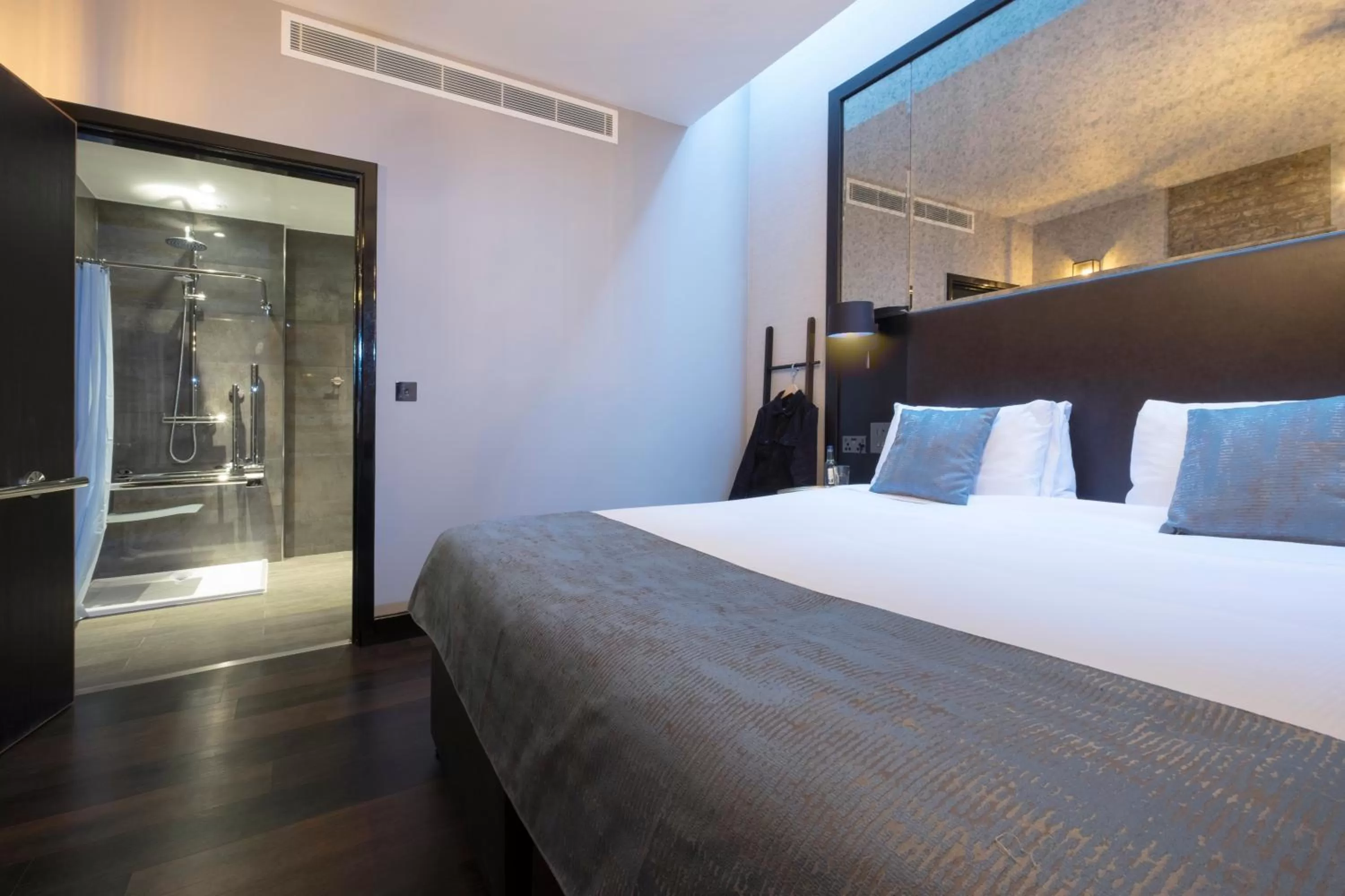 Shower, Bed in Camden Enterprise Hotel