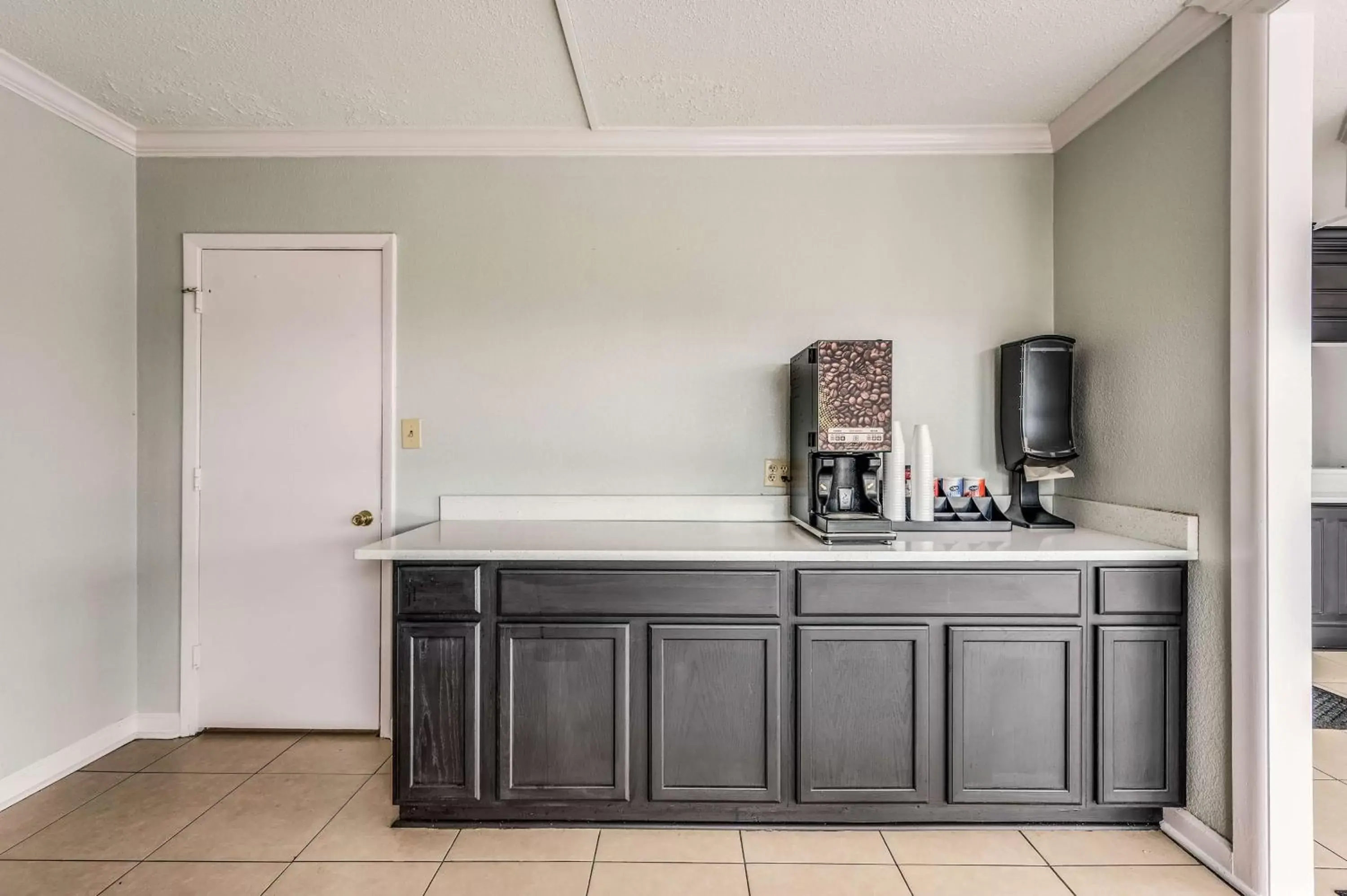 Coffee/tea facilities, Kitchen/Kitchenette in Motel 6-Tupelo, MS - Downtown