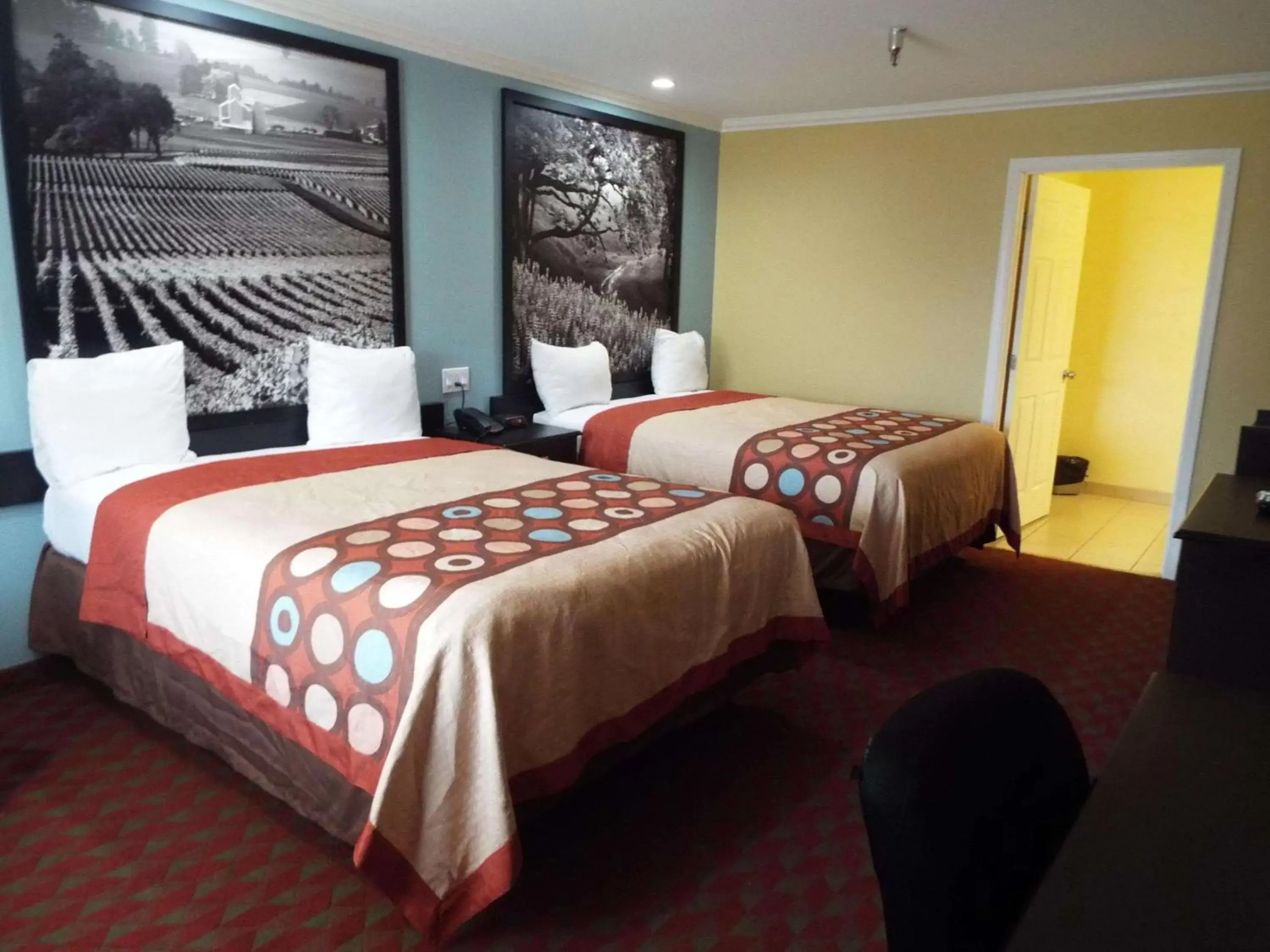 Queen Room with Two Queen Beds in INN at King City Queen Room with Two Queen Beds in INN at King City