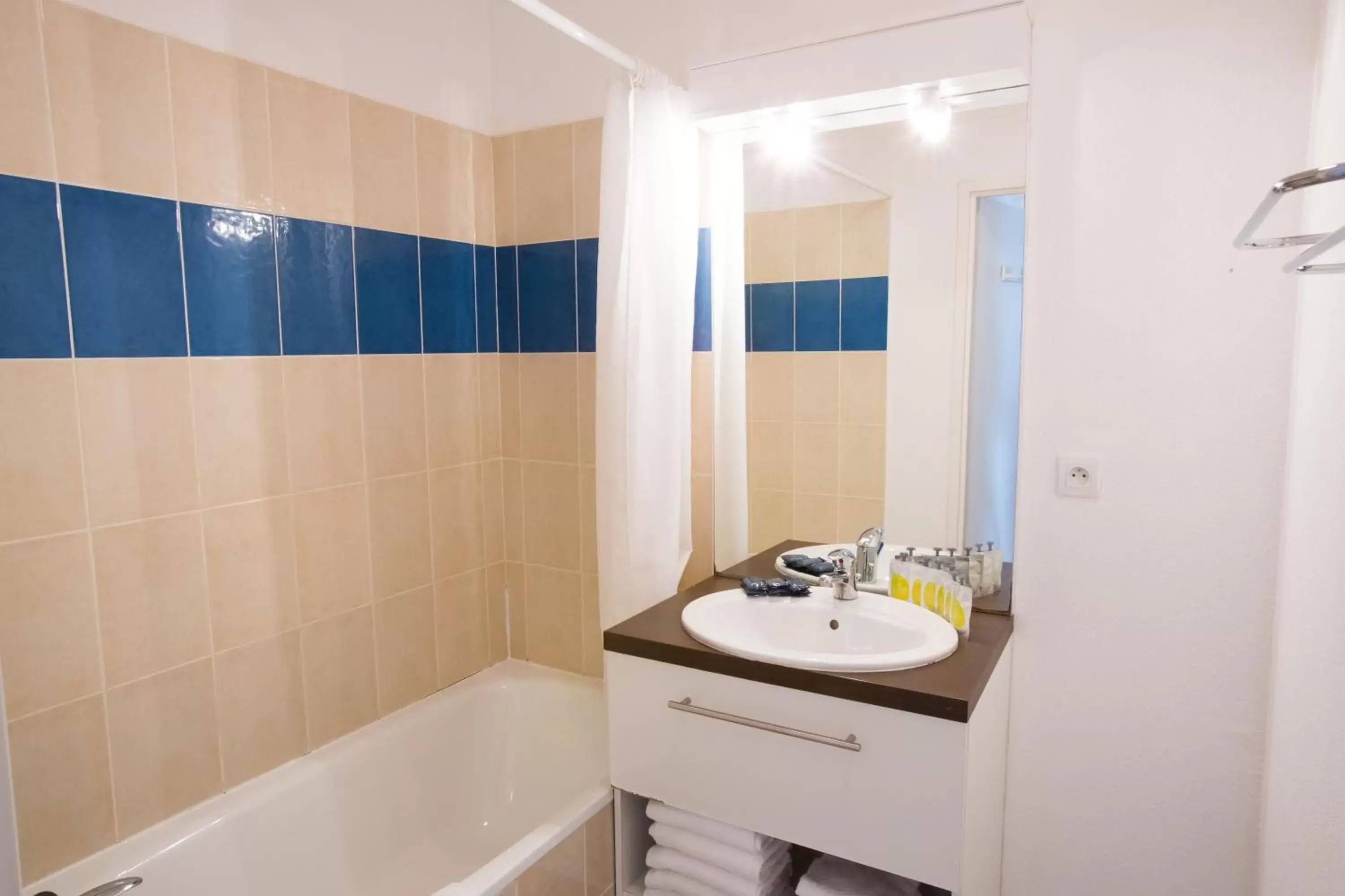 Bathroom in All Suites La Teste – Bassin d’Arcachon