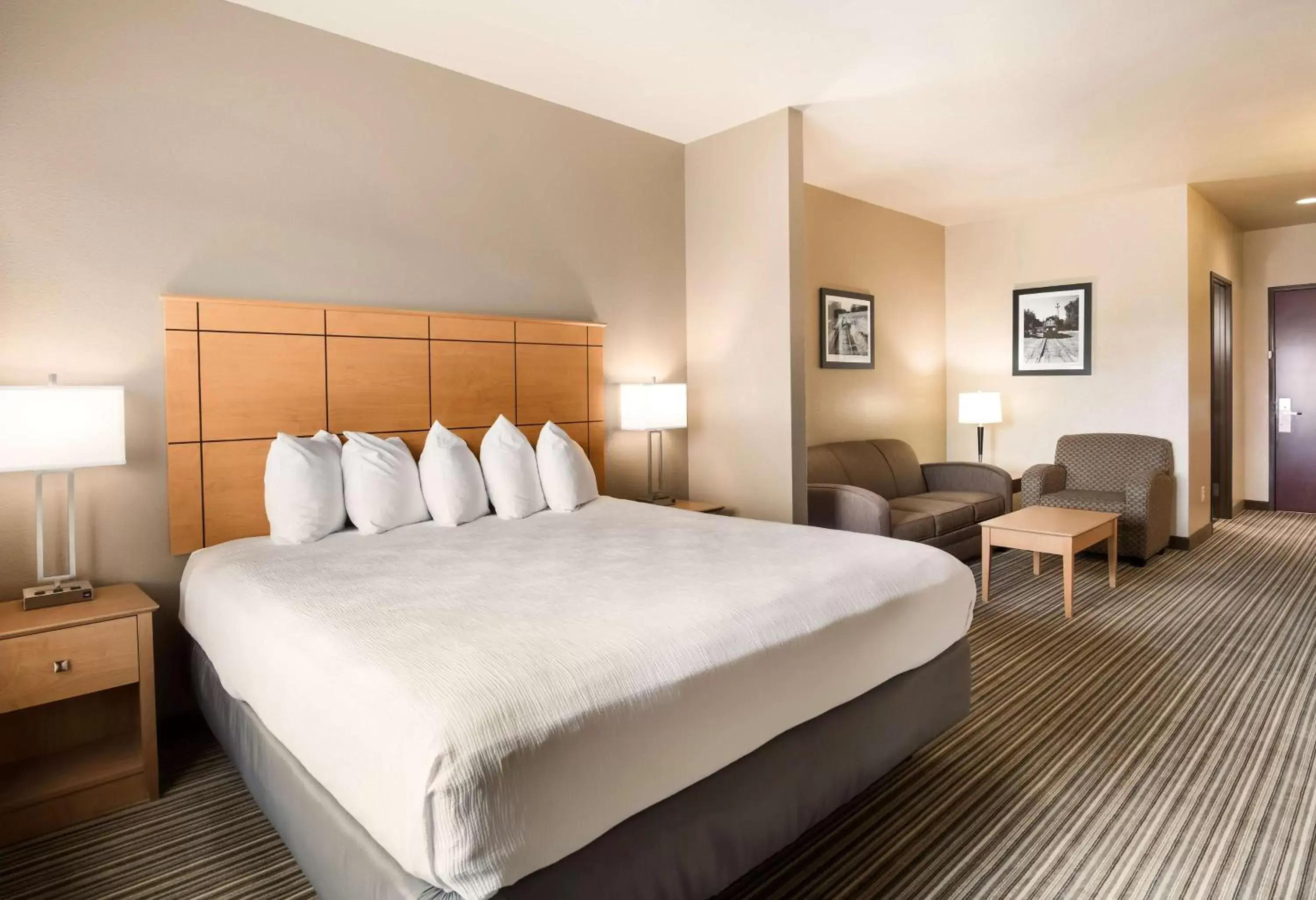 Bedroom, Bed in Best Western Shelby Inn & Suites
