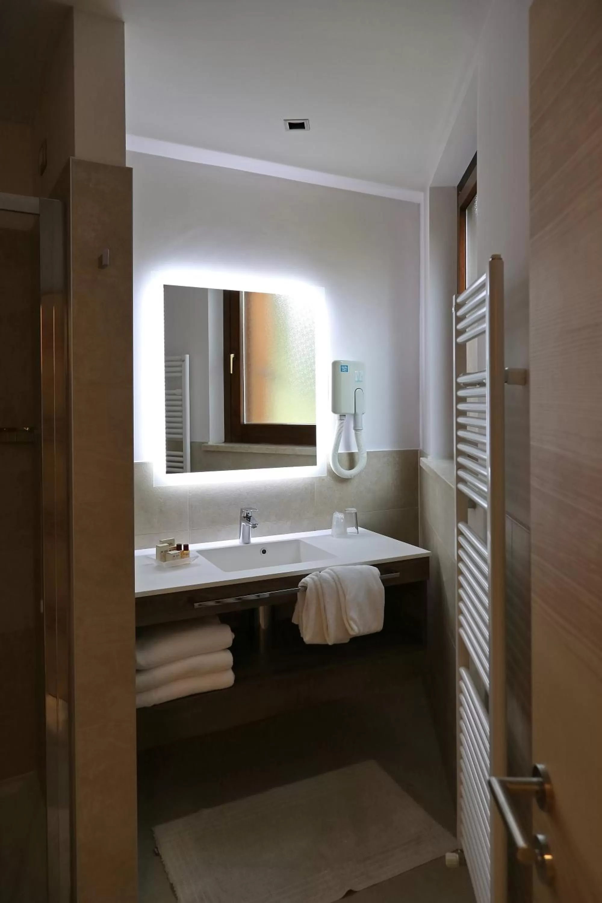 Bathroom, Bed in Hotel Garden