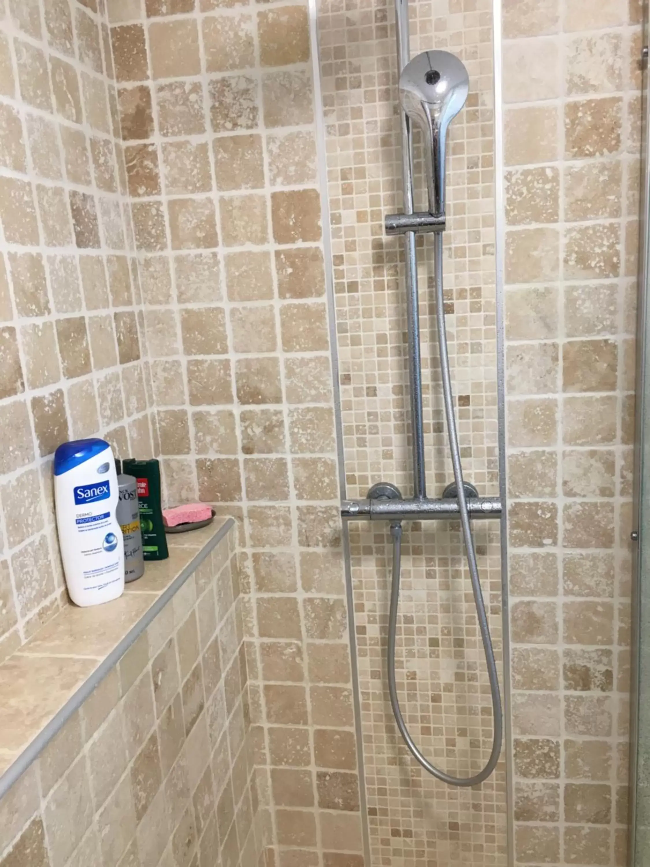 Shower, Bathroom in Chambres dans villa avec piscine