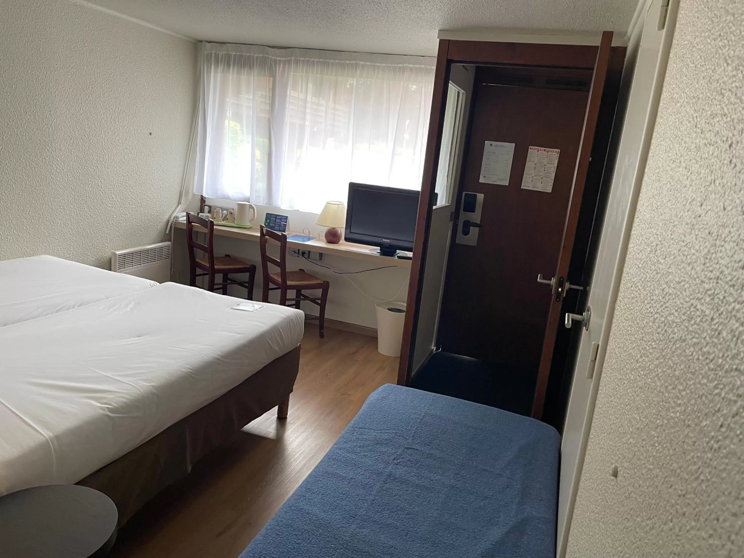 Bedroom, Bed in Campanile Rouen Nord - Mont-Saint-Aignan