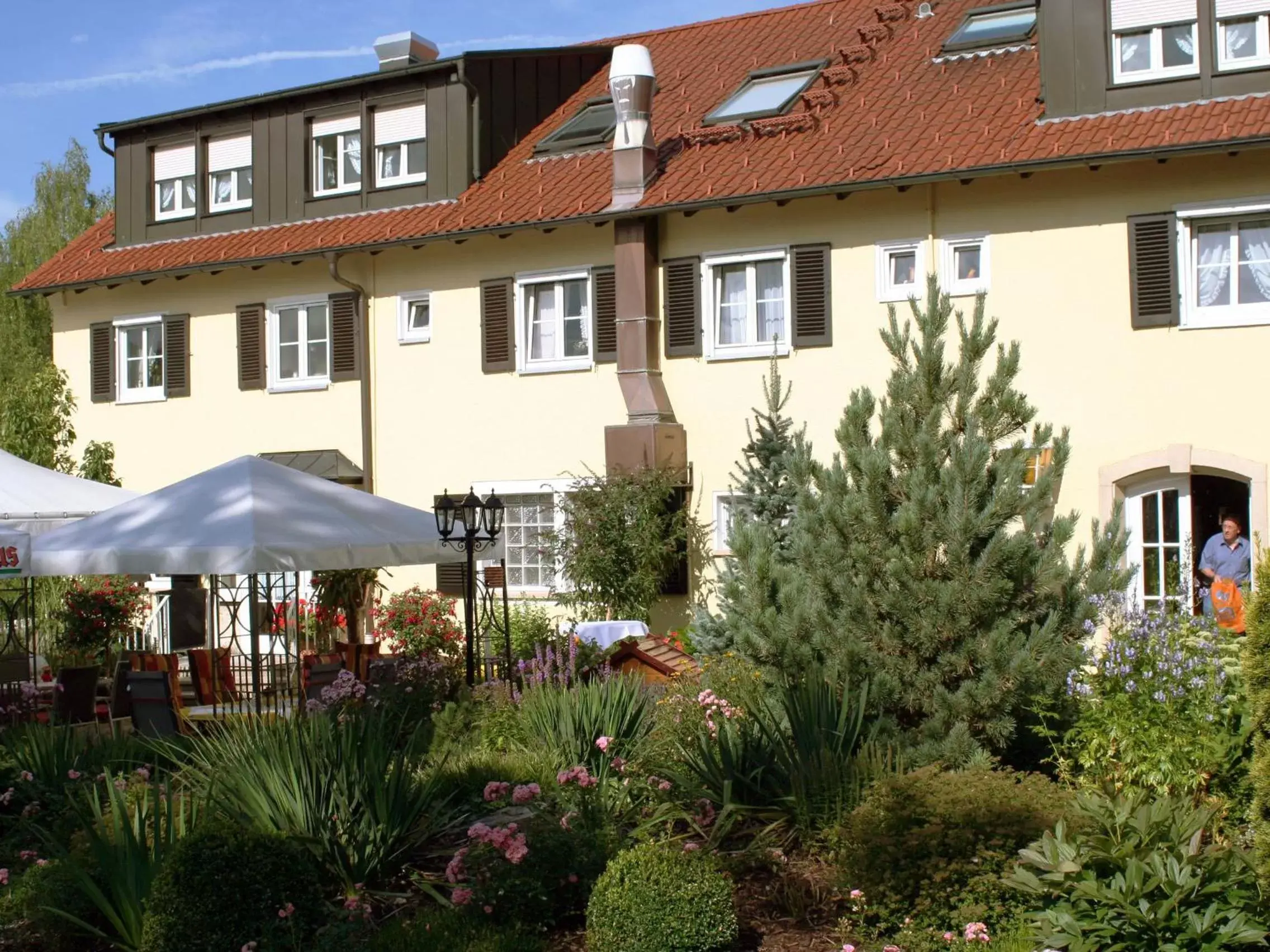 Facade/entrance, Property Building in Hotel Garni in der Breite