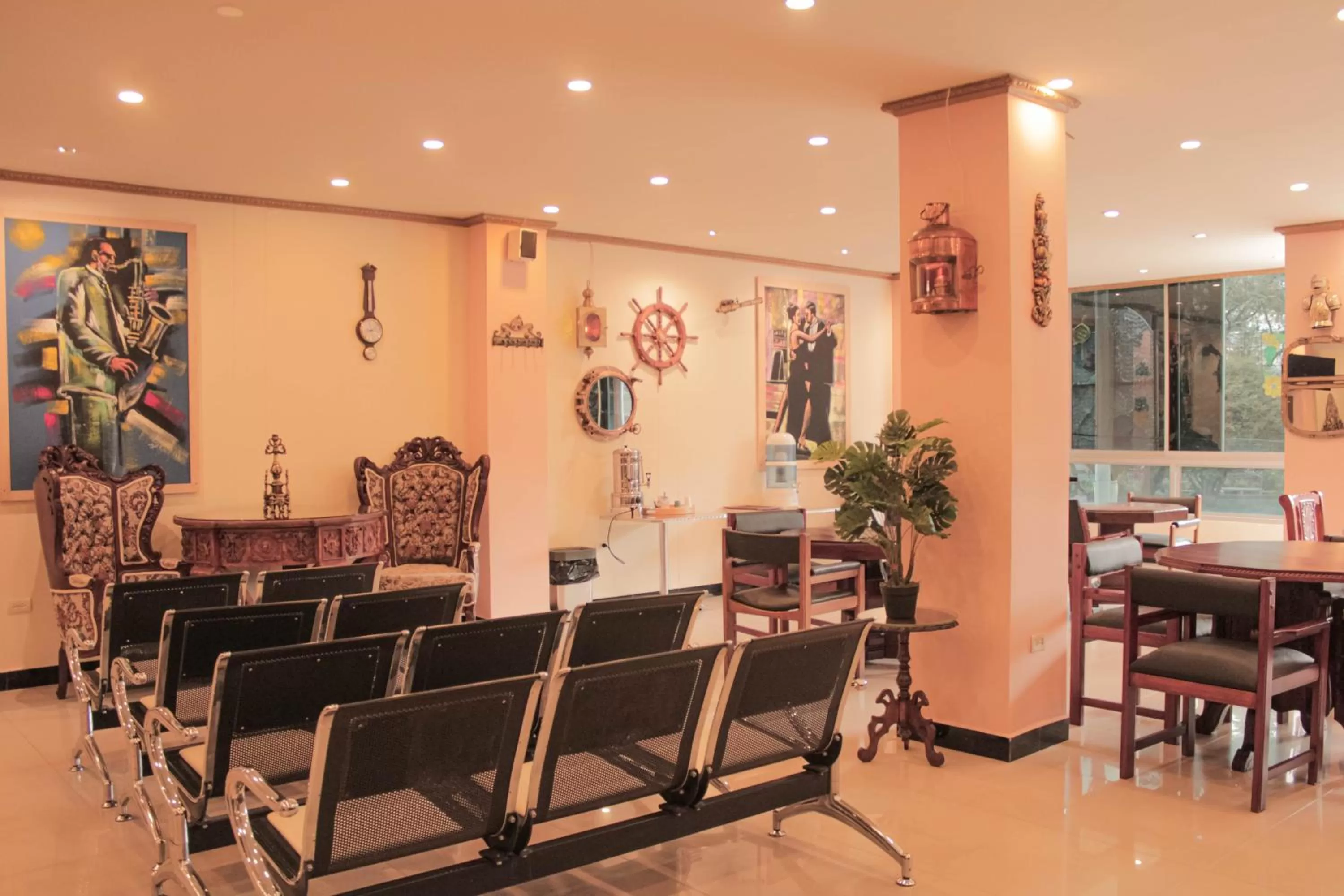 Communal lounge/ TV room in Hotel Plaza Garibaldi