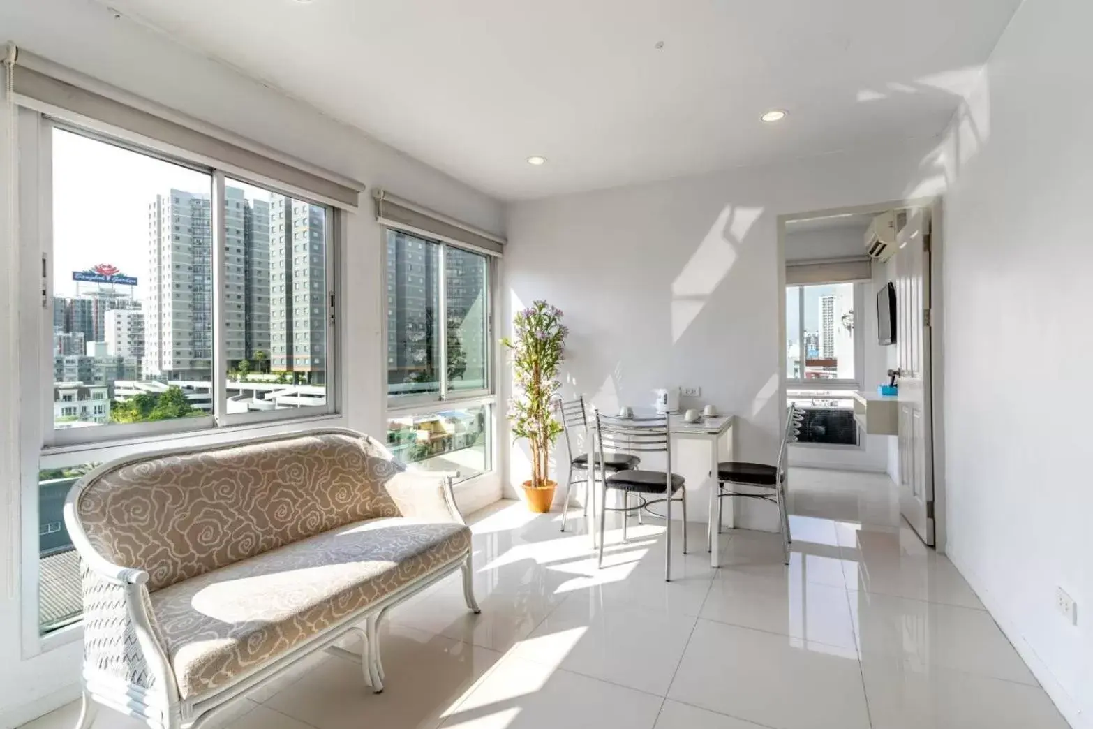 Two-Bedroom Suite in Right Place Sathorn Two-Bedroom Suite in Right Place Sathorn