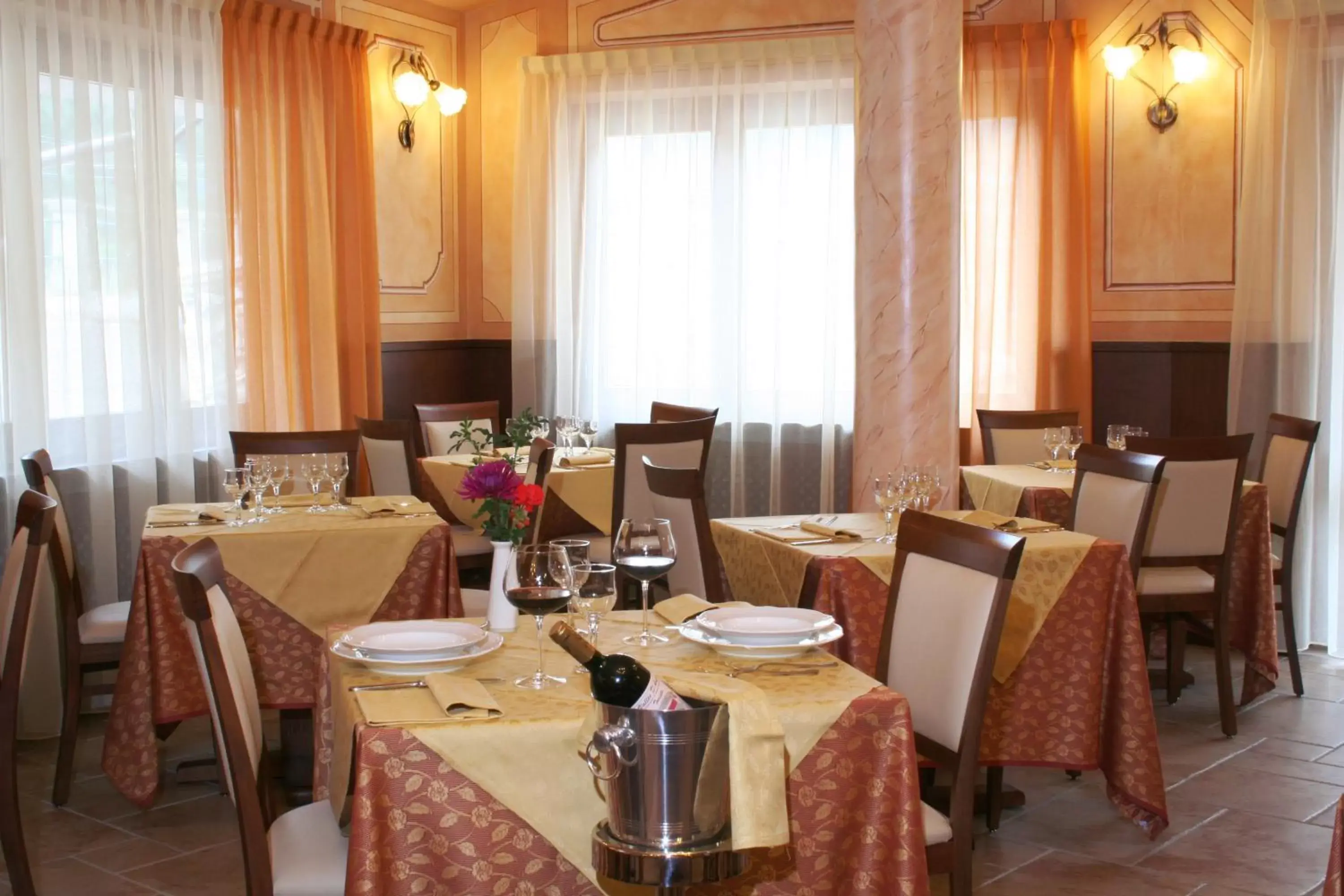 Restaurant/Places to Eat in Hotel Dama Bianca