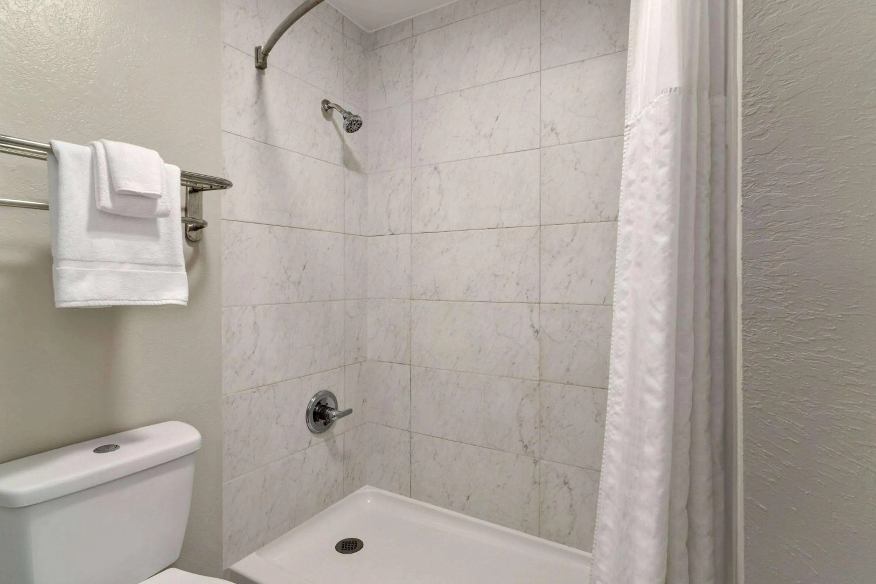 TV and multimedia in Days Inn by Wyndham Dillon