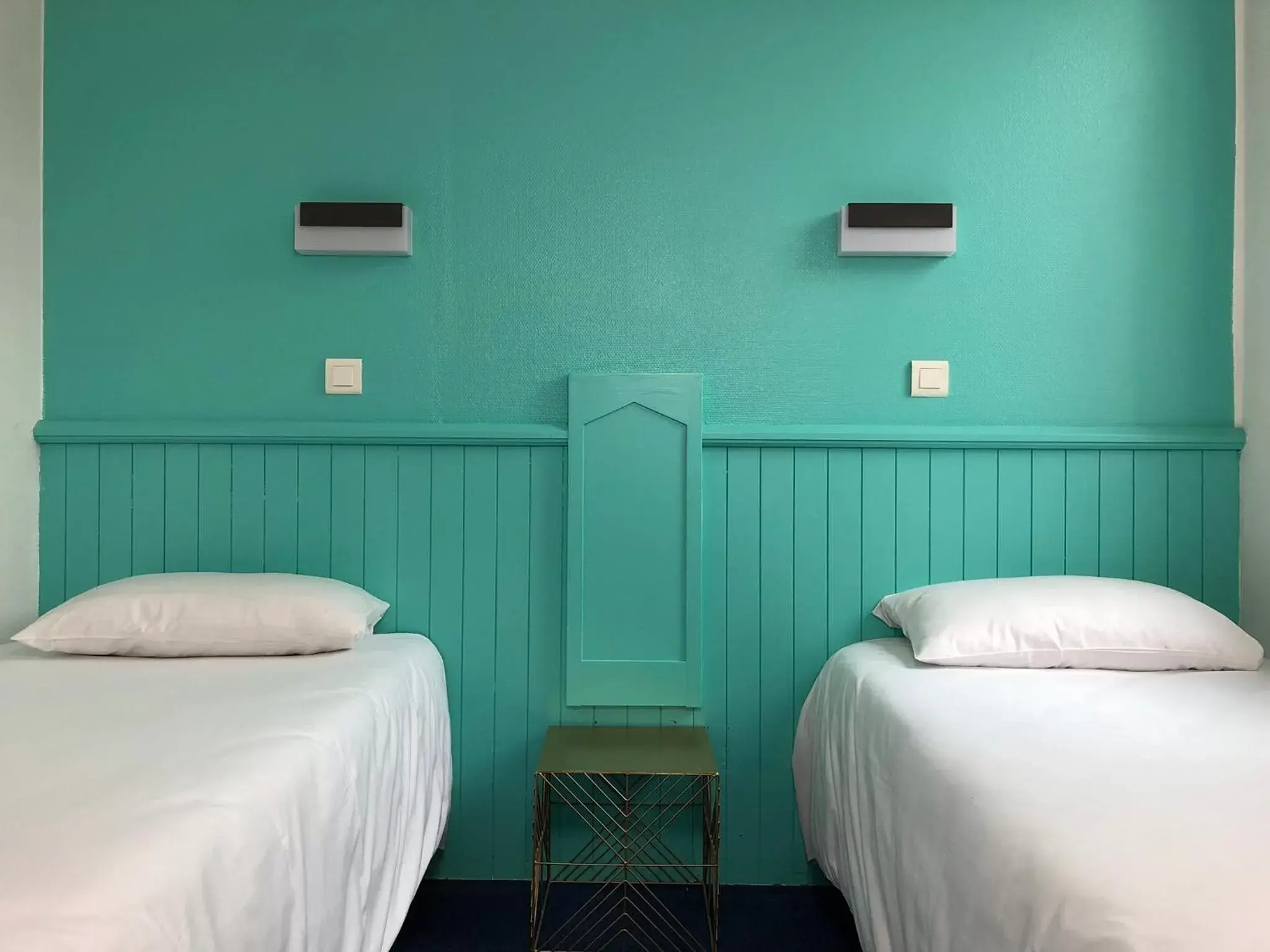 Bedroom, Bed in HALT HOTEL - Choisissez l'Hôtellerie Indépendante
